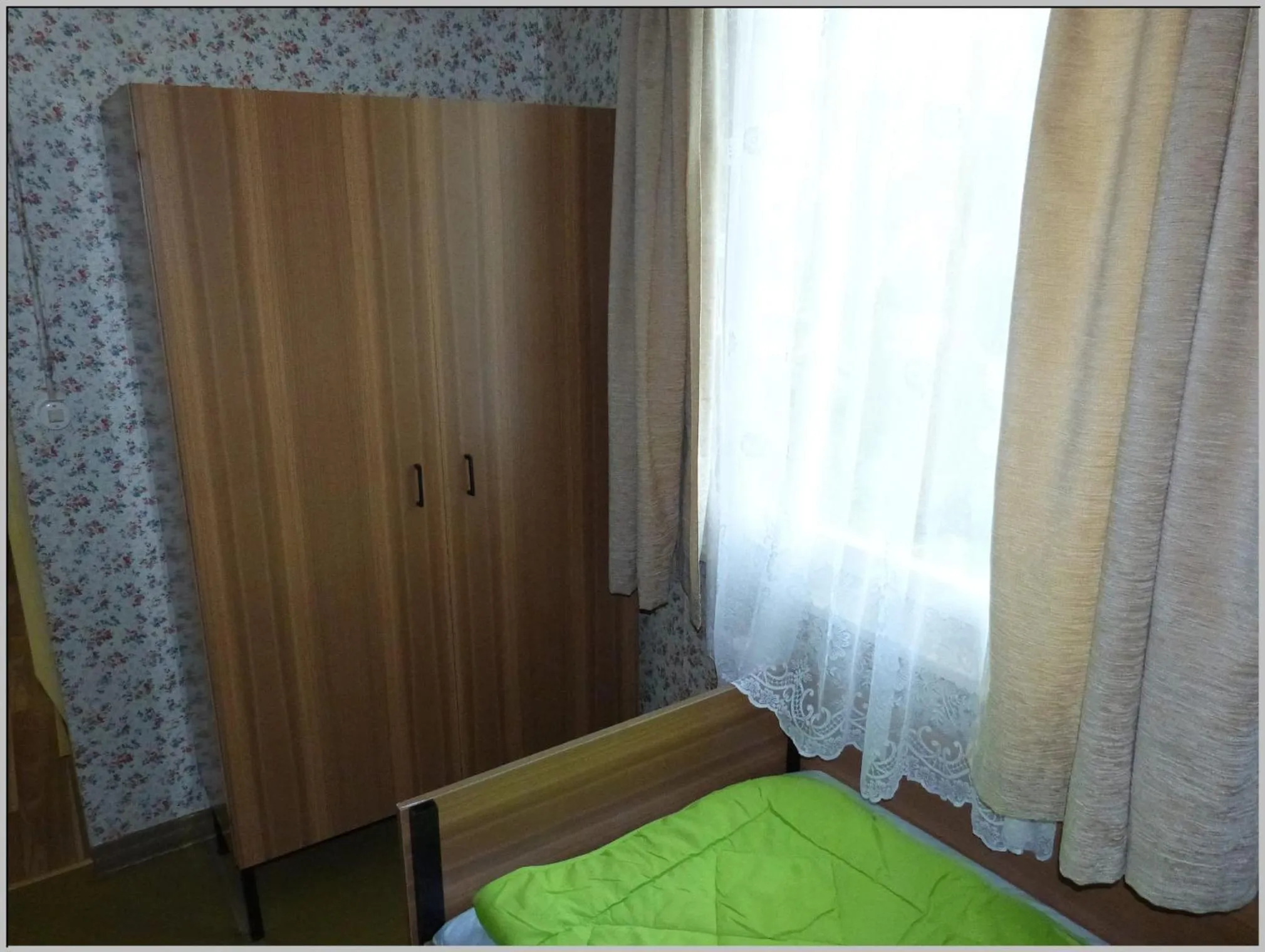 Bed in DDR Bungalow direkt am Strand auf Rügen
