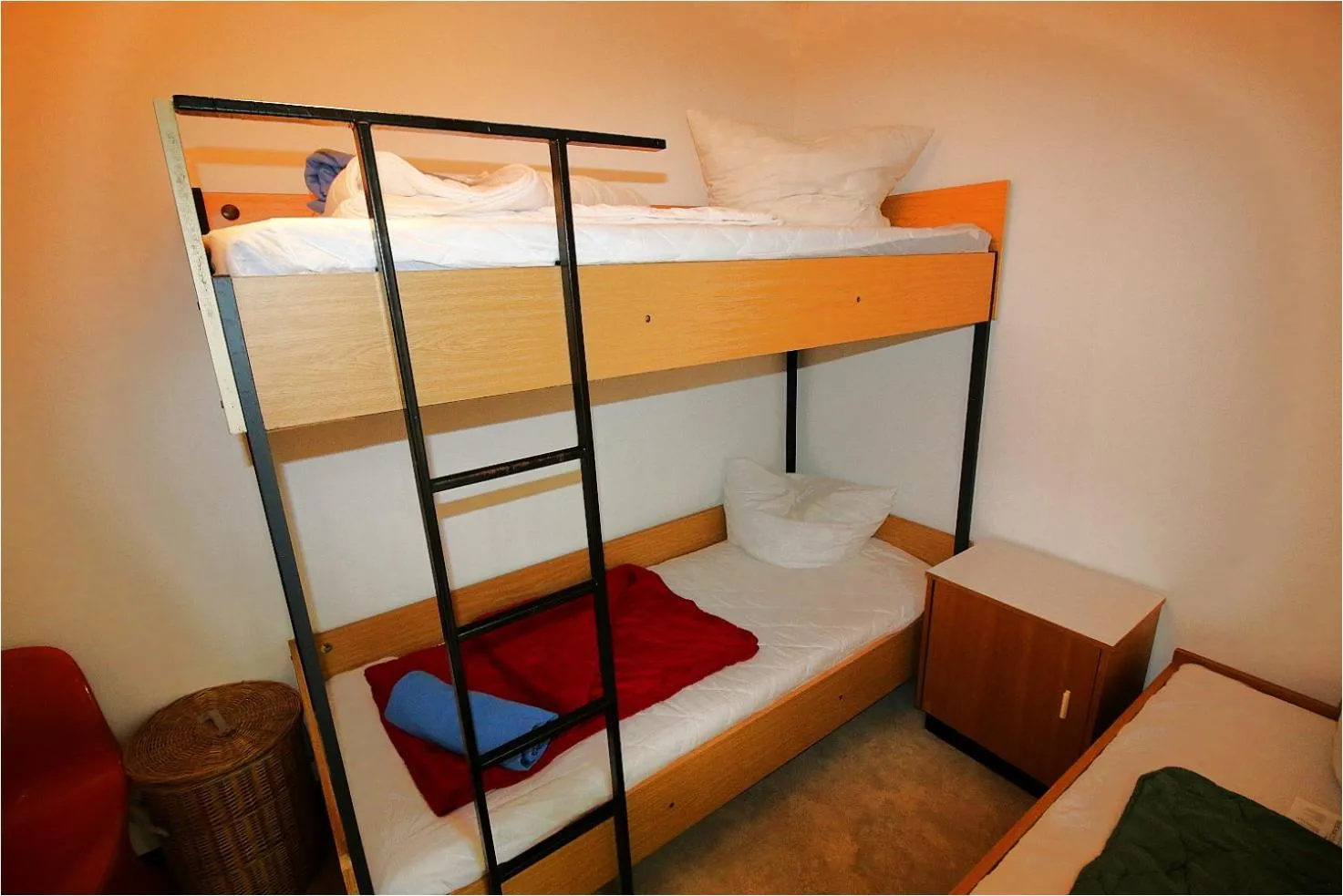 Bed in DDR Bungalow direkt am Strand auf Rügen