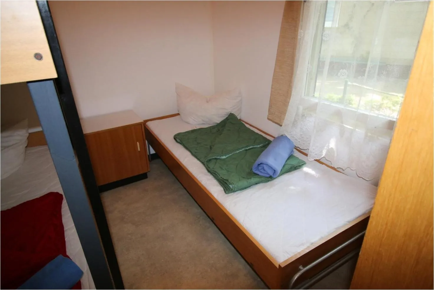 Bed in DDR Bungalow direkt am Strand auf Rügen