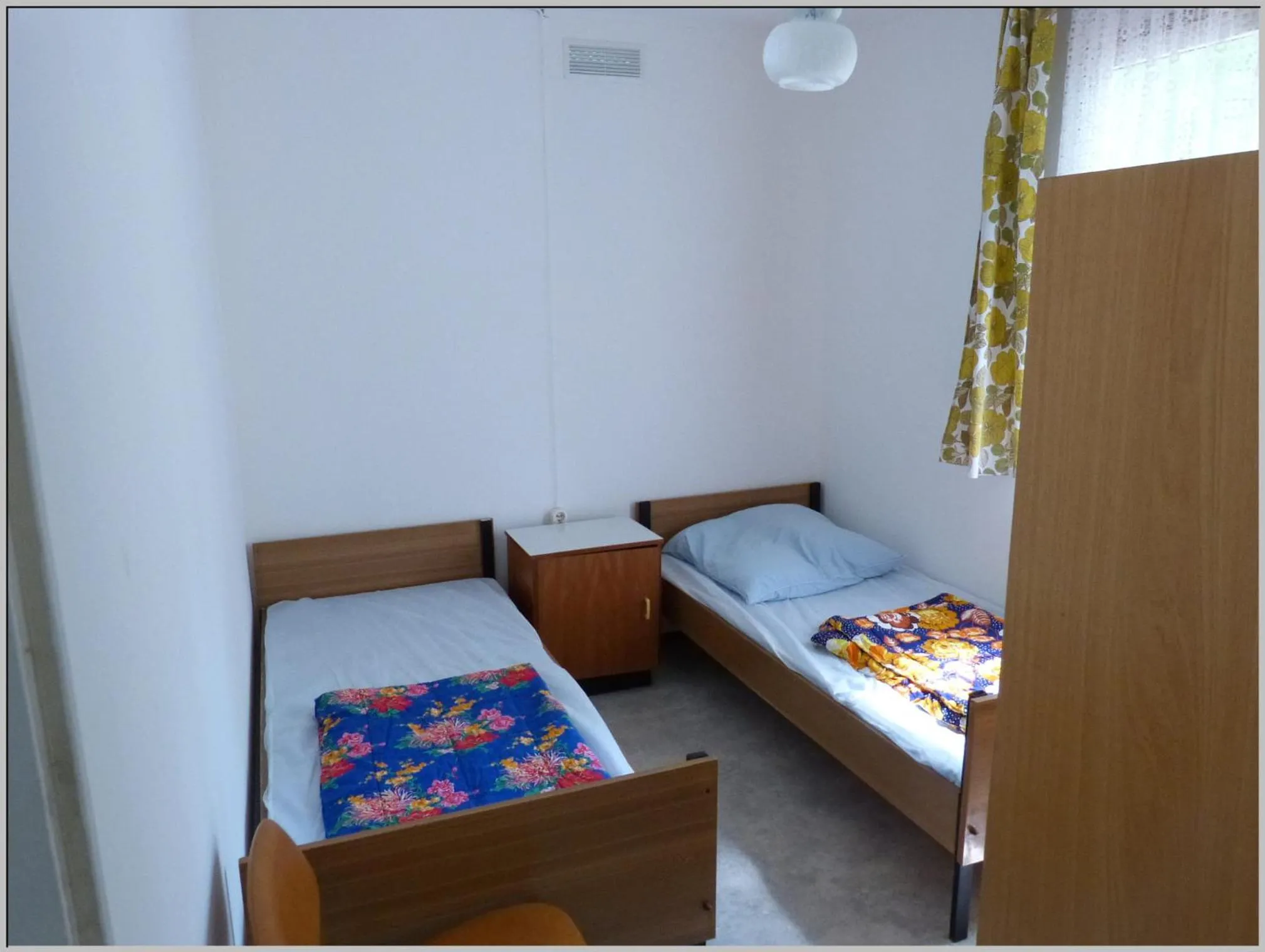 Bed in DDR Bungalow direkt am Strand auf Rügen