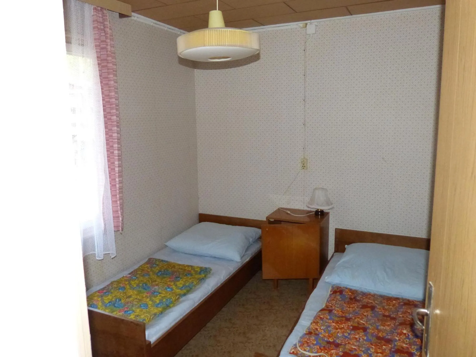 Bed in DDR Bungalow direkt am Strand auf Rügen
