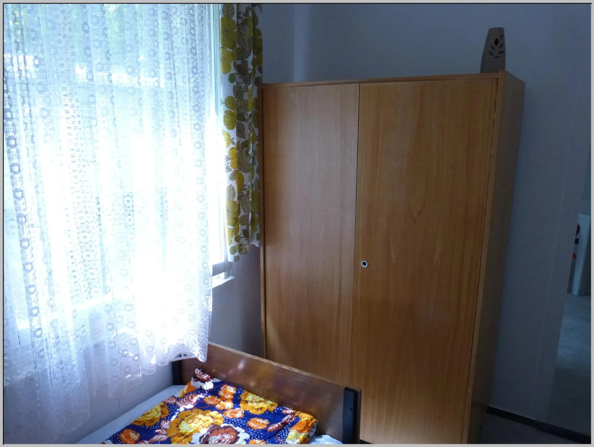 Bed in DDR Bungalow direkt am Strand auf Rügen