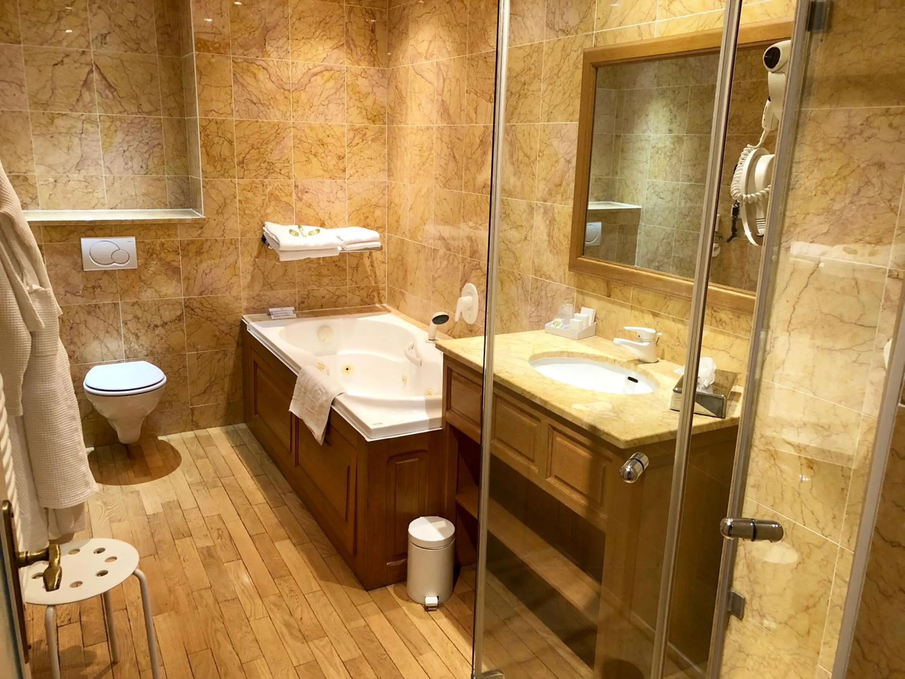 Bathroom in Hotel d'Angleterre