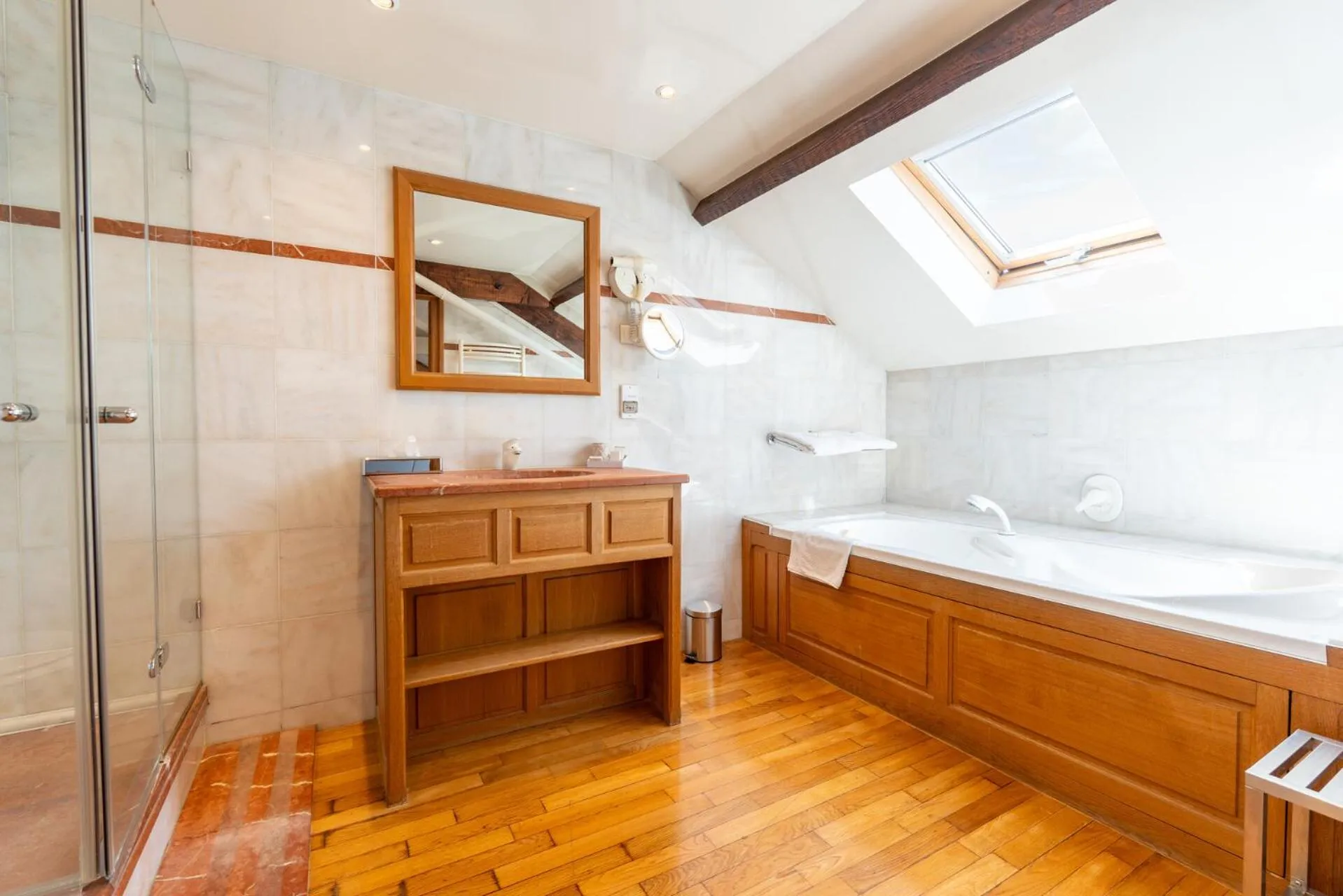 Bathroom in Hotel d'Angleterre