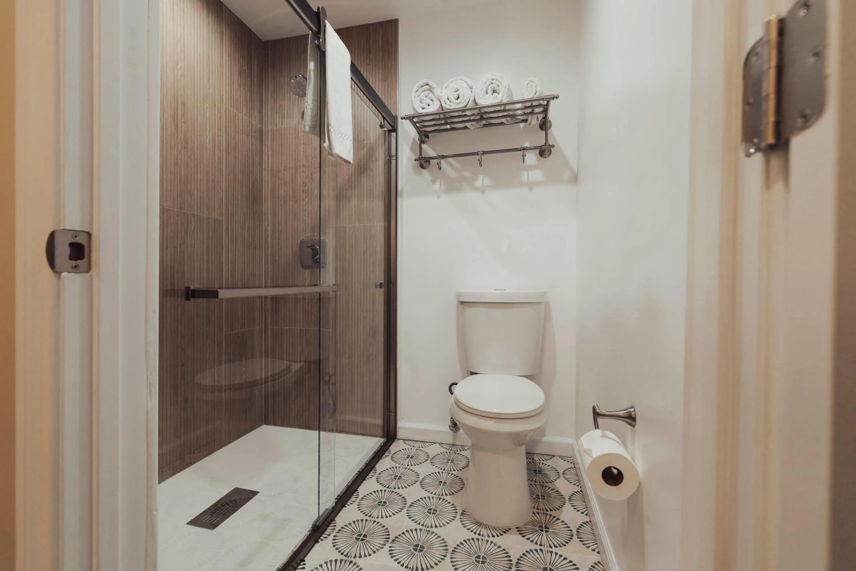 Shower in The Dixie Hollywood