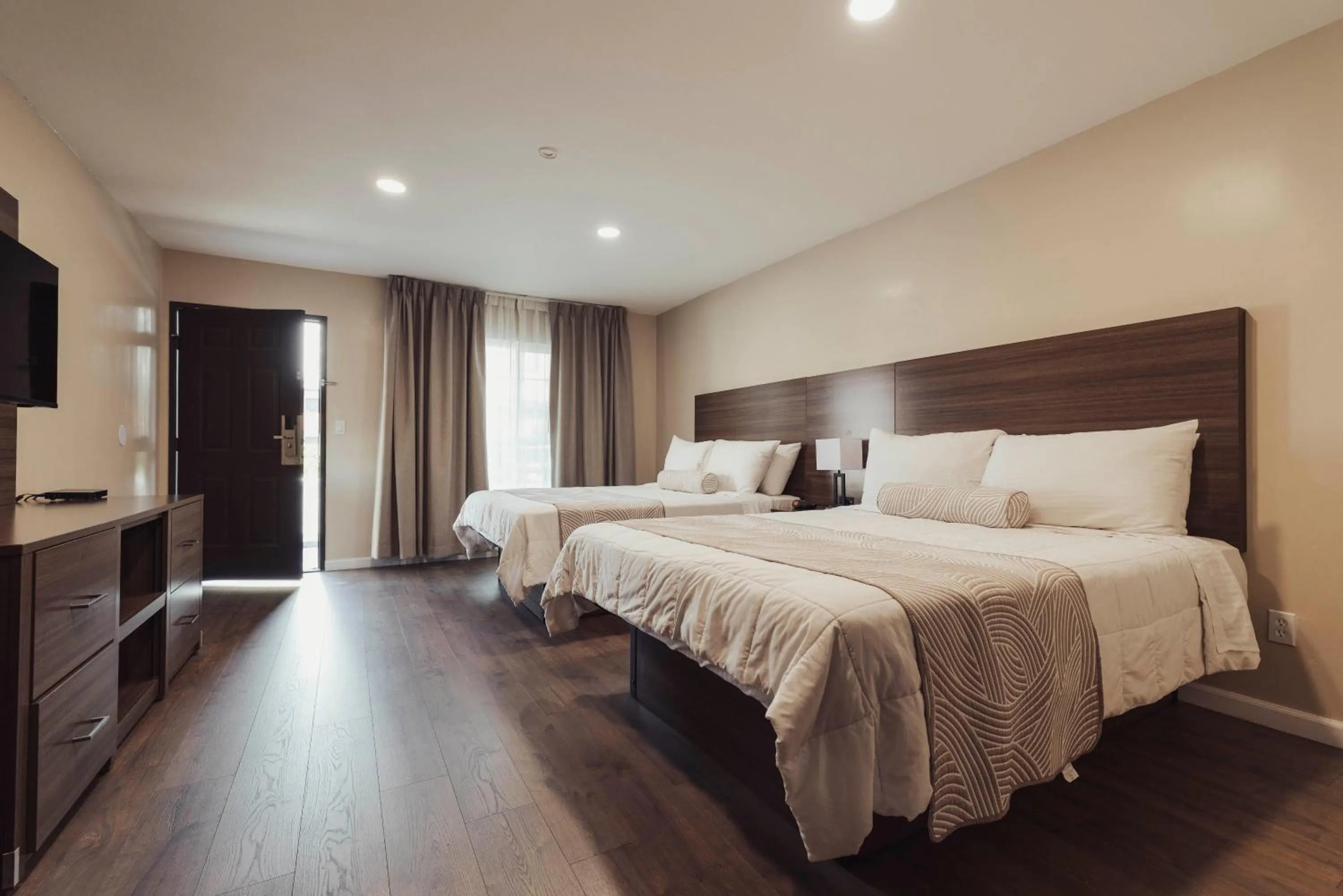 Photo of the whole room, Bed in The Dixie Hollywood