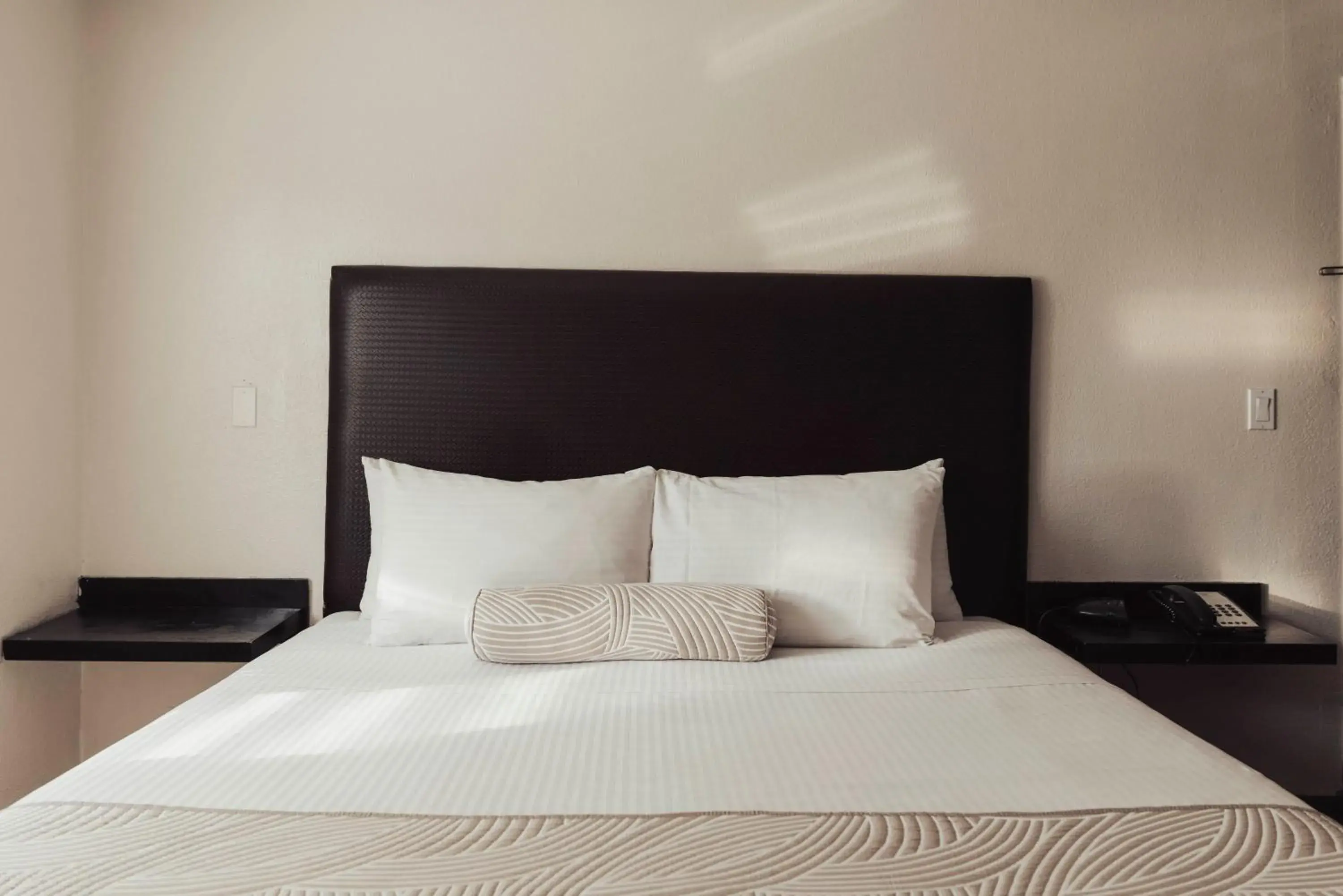 Classic Room - 1 King Bed - ADA in The Dixie Hollywood Classic Room - 1 King Bed - ADA in The Dixie Hollywood