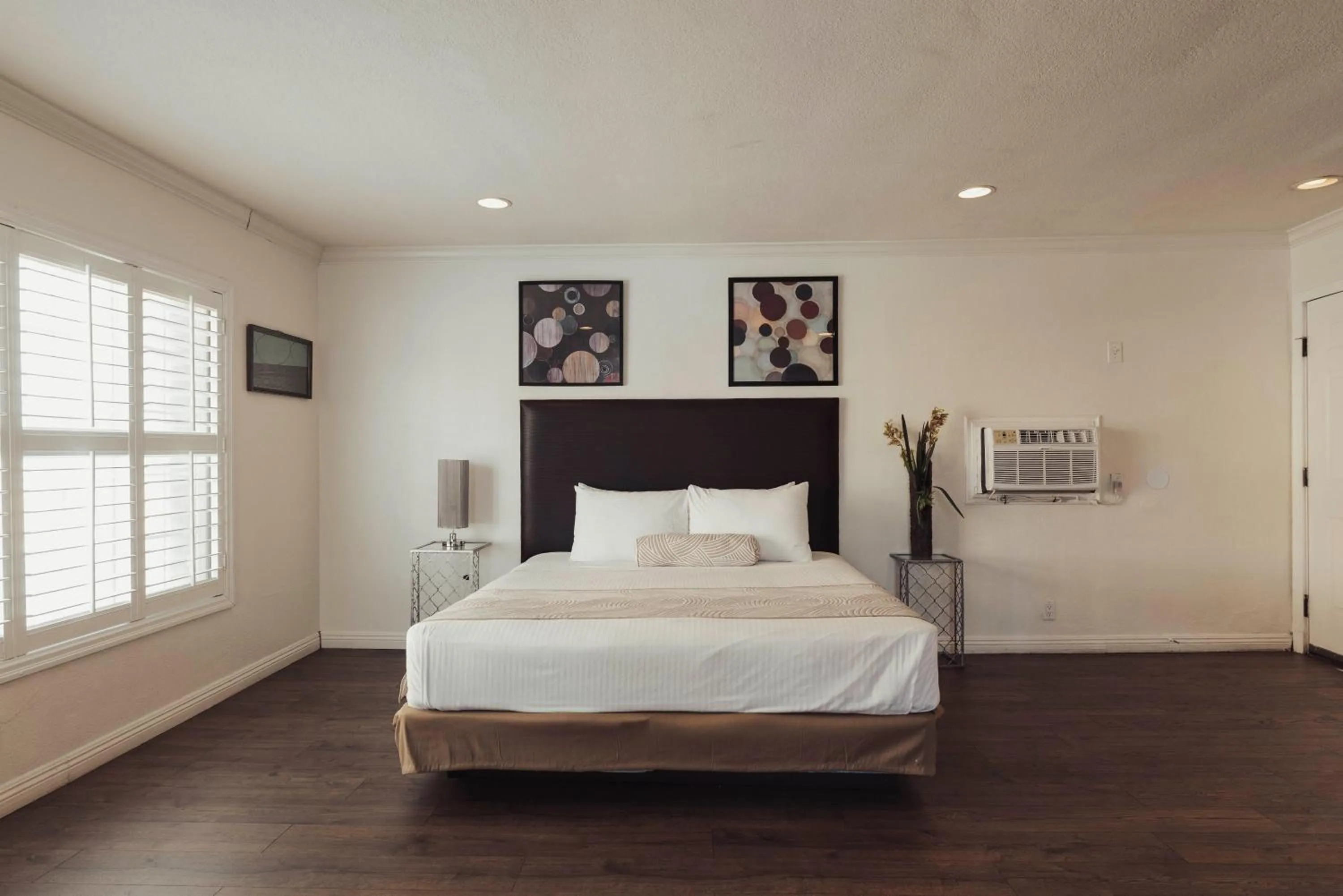 Bed in The Dixie Hollywood