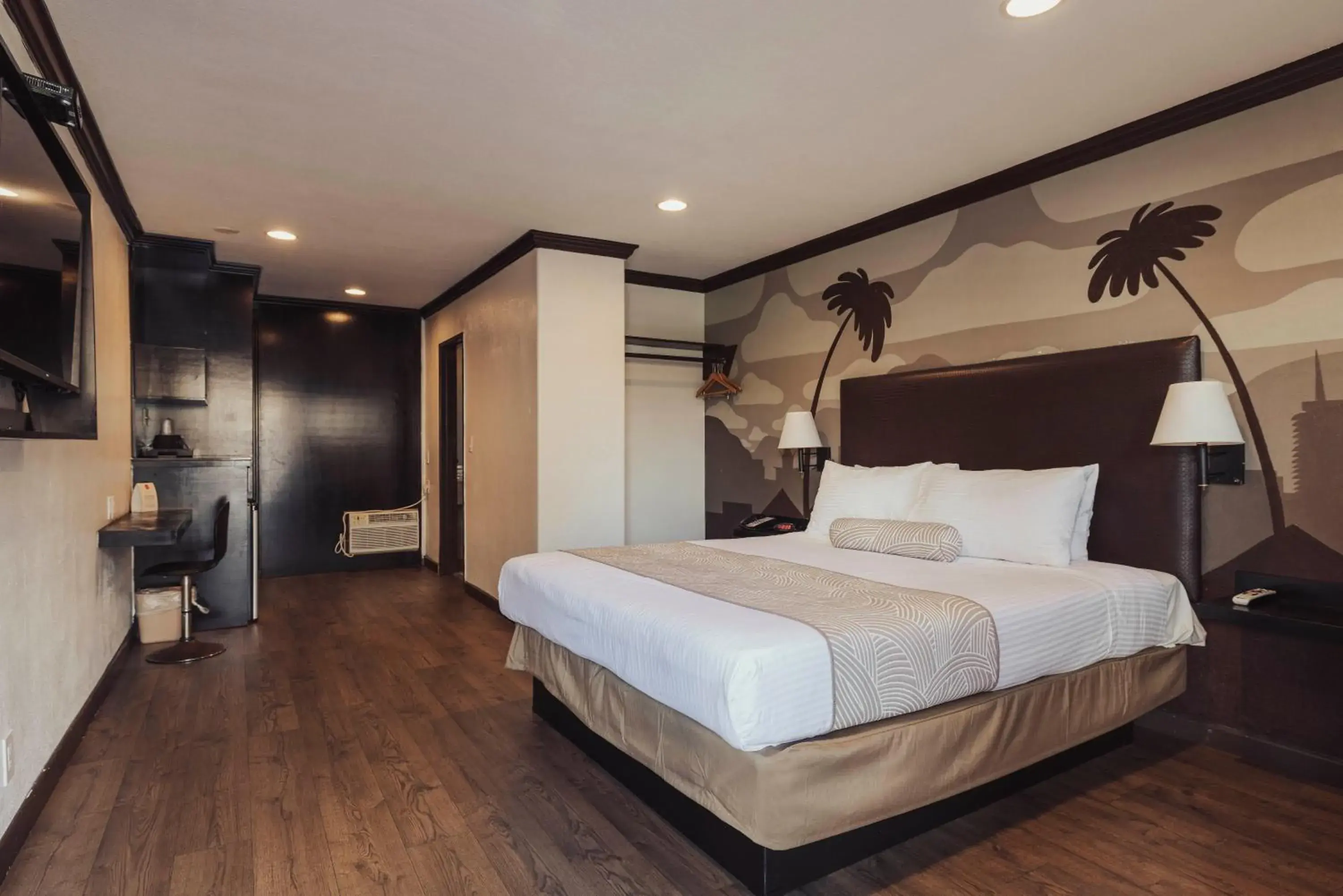 Bed in The Dixie Hollywood Bed in The Dixie Hollywood