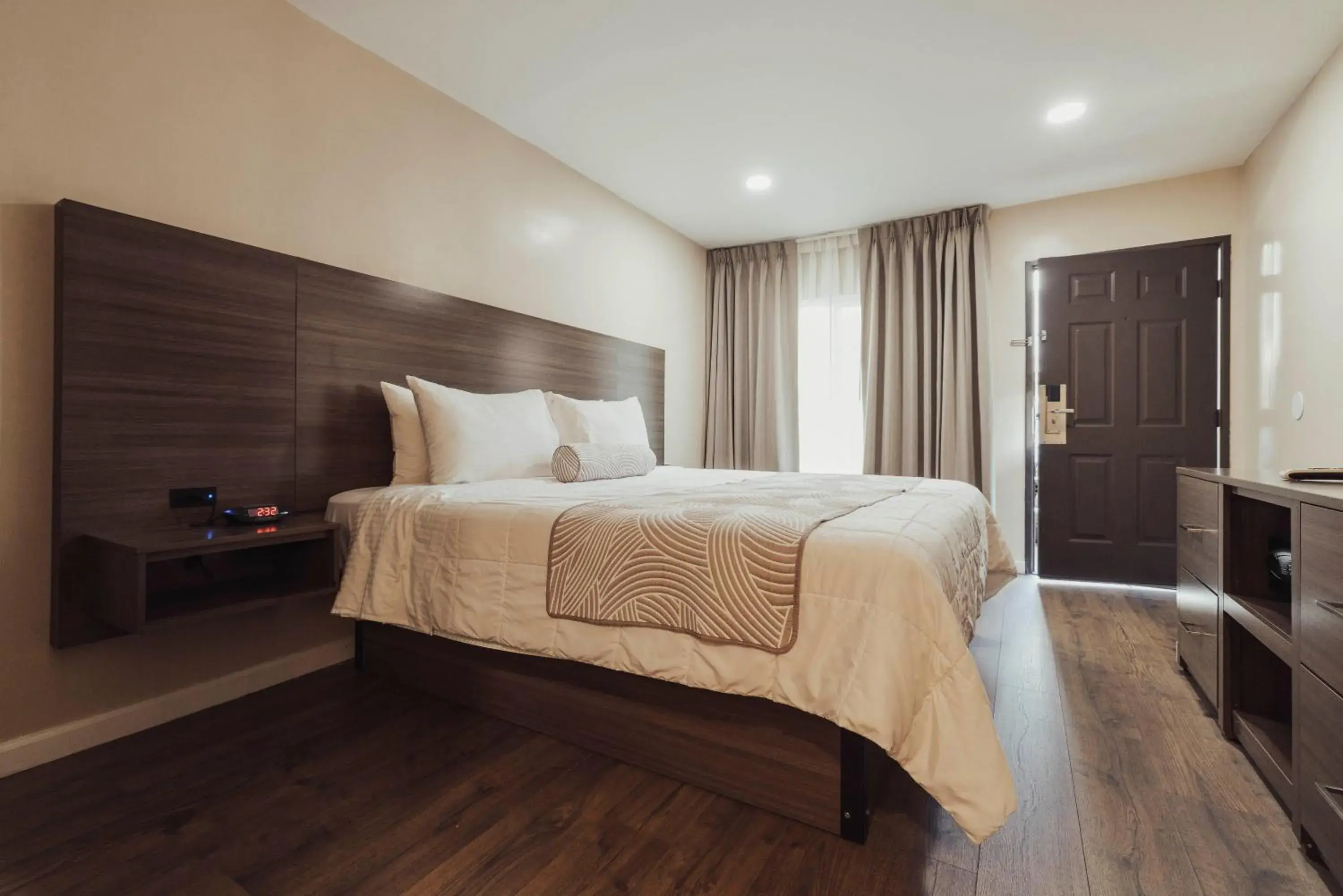 Signature Room - 1 King Bed in The Dixie Hollywood Signature Room - 1 King Bed in The Dixie Hollywood