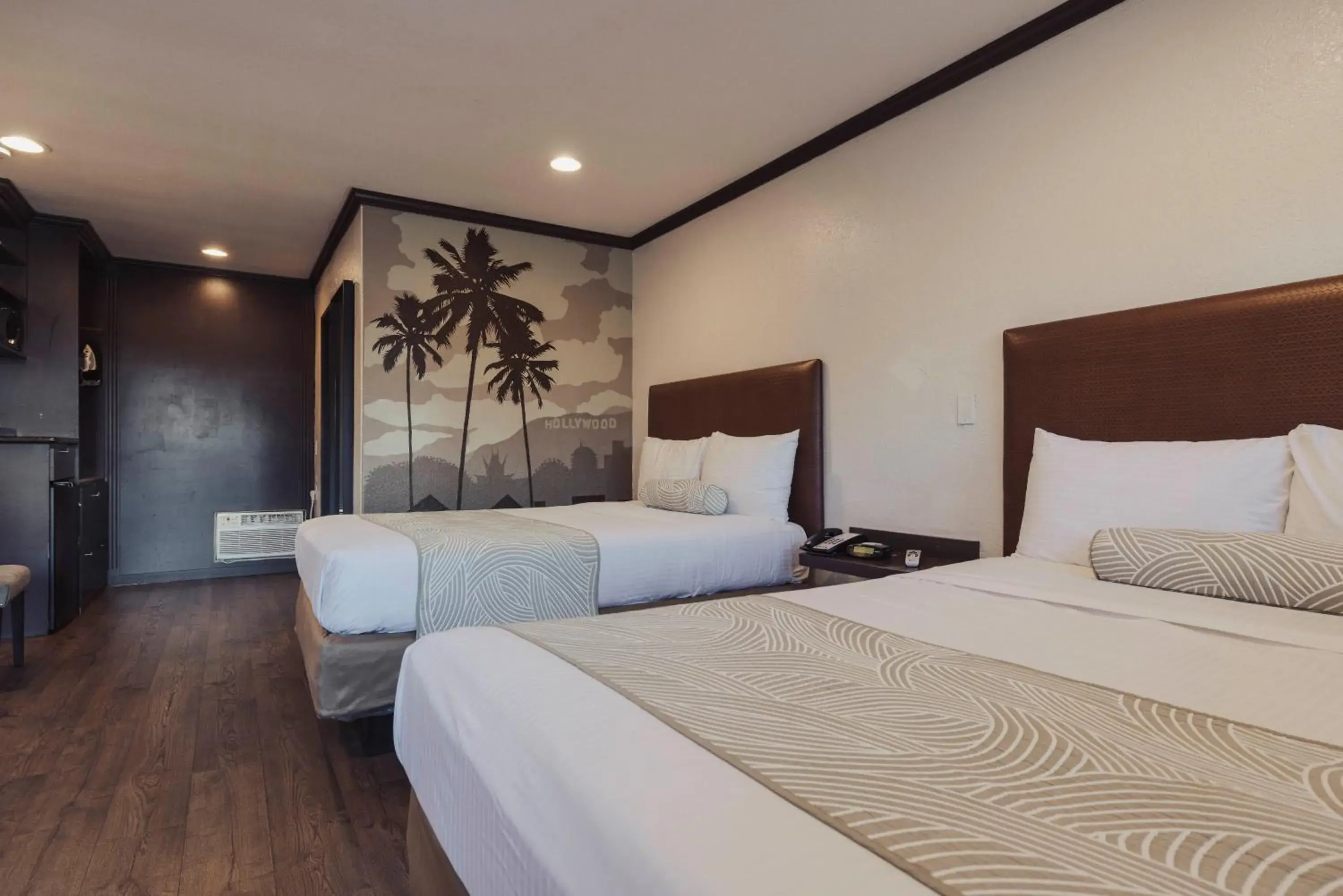 Photo of the whole room, Bed in The Dixie Hollywood Photo of the whole room, Bed in The Dixie Hollywood