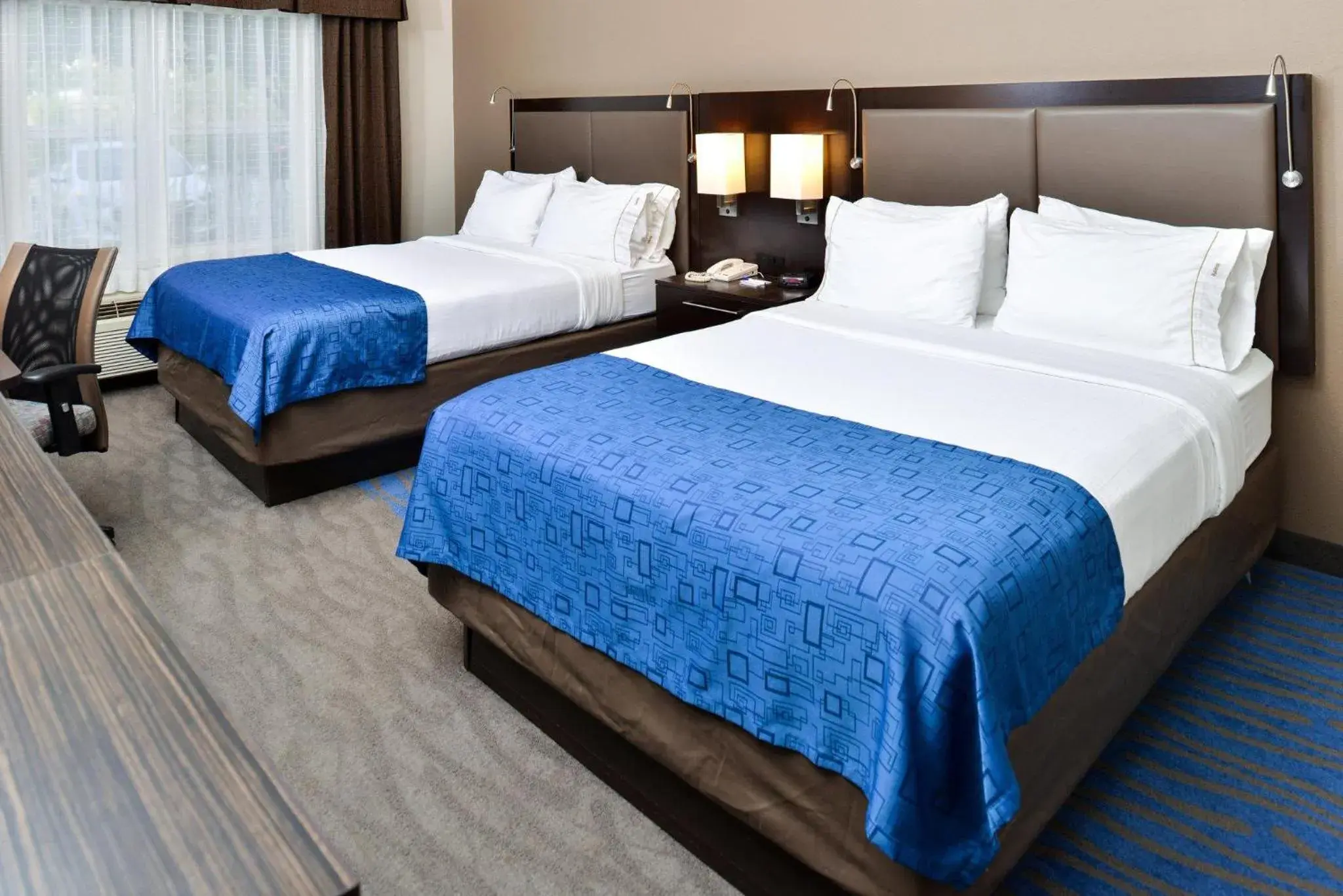 Guests, Bed in Holiday Inn Express Hotel & Suites St. Louis West-O'Fallon by IHG Guests, Bed in Holiday Inn Express Hotel & Suites St. Louis West-O'Fallon by IHG