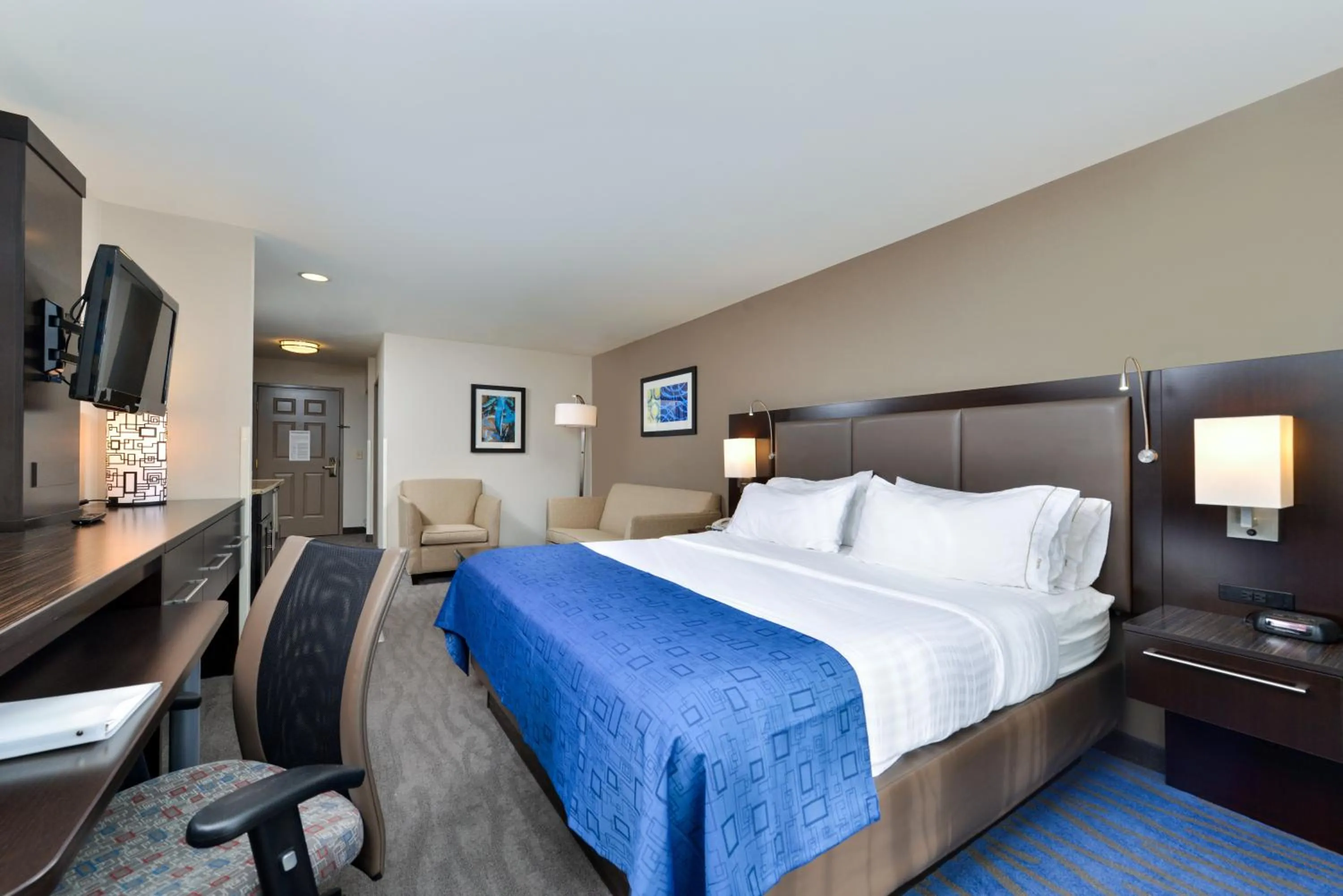 Photo of the whole room, Bed in Holiday Inn Express Hotel & Suites St. Louis West-O'Fallon by IHG