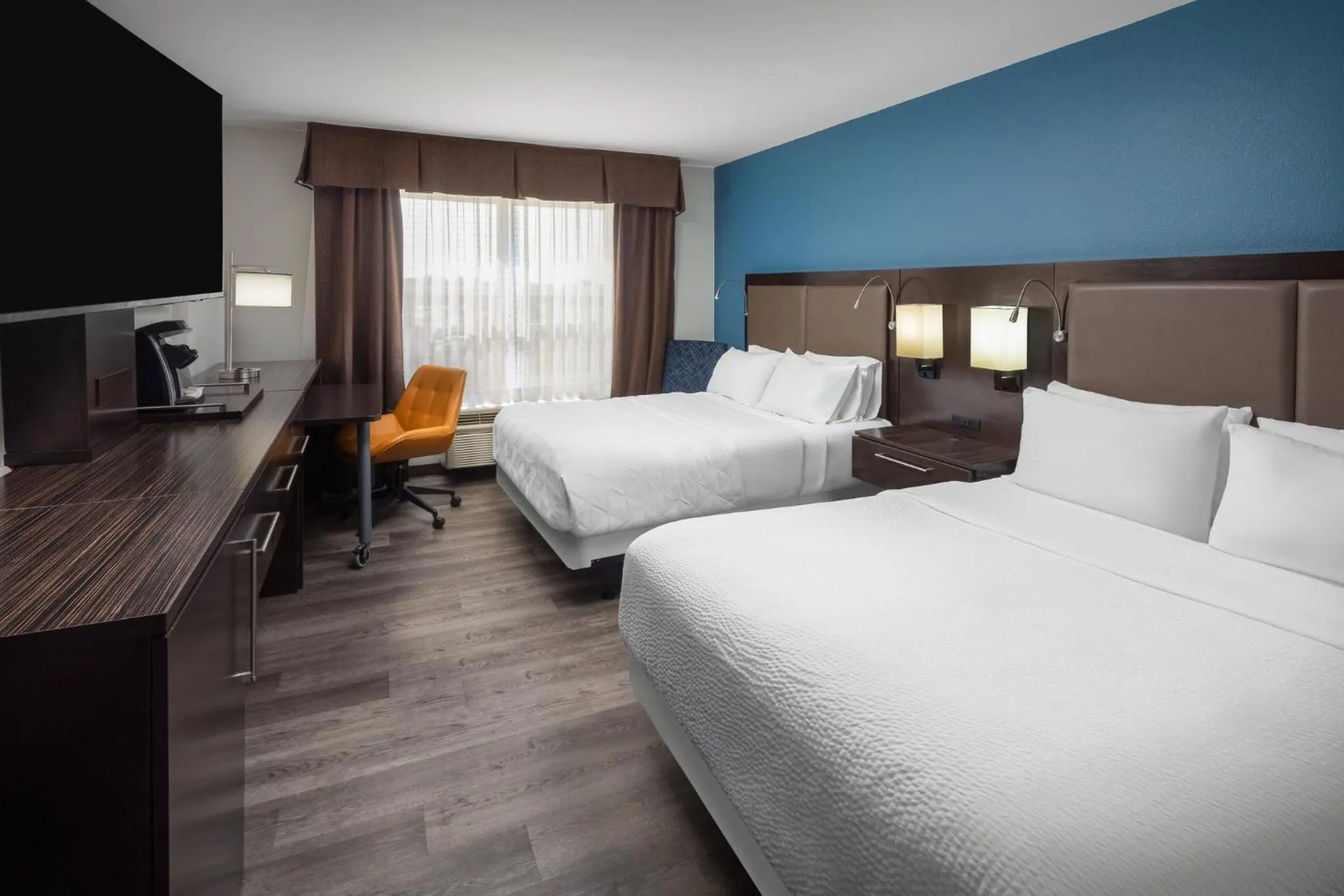 Photo of the whole room, Bed in Holiday Inn Express Hotel & Suites St. Louis West-O'Fallon by IHG