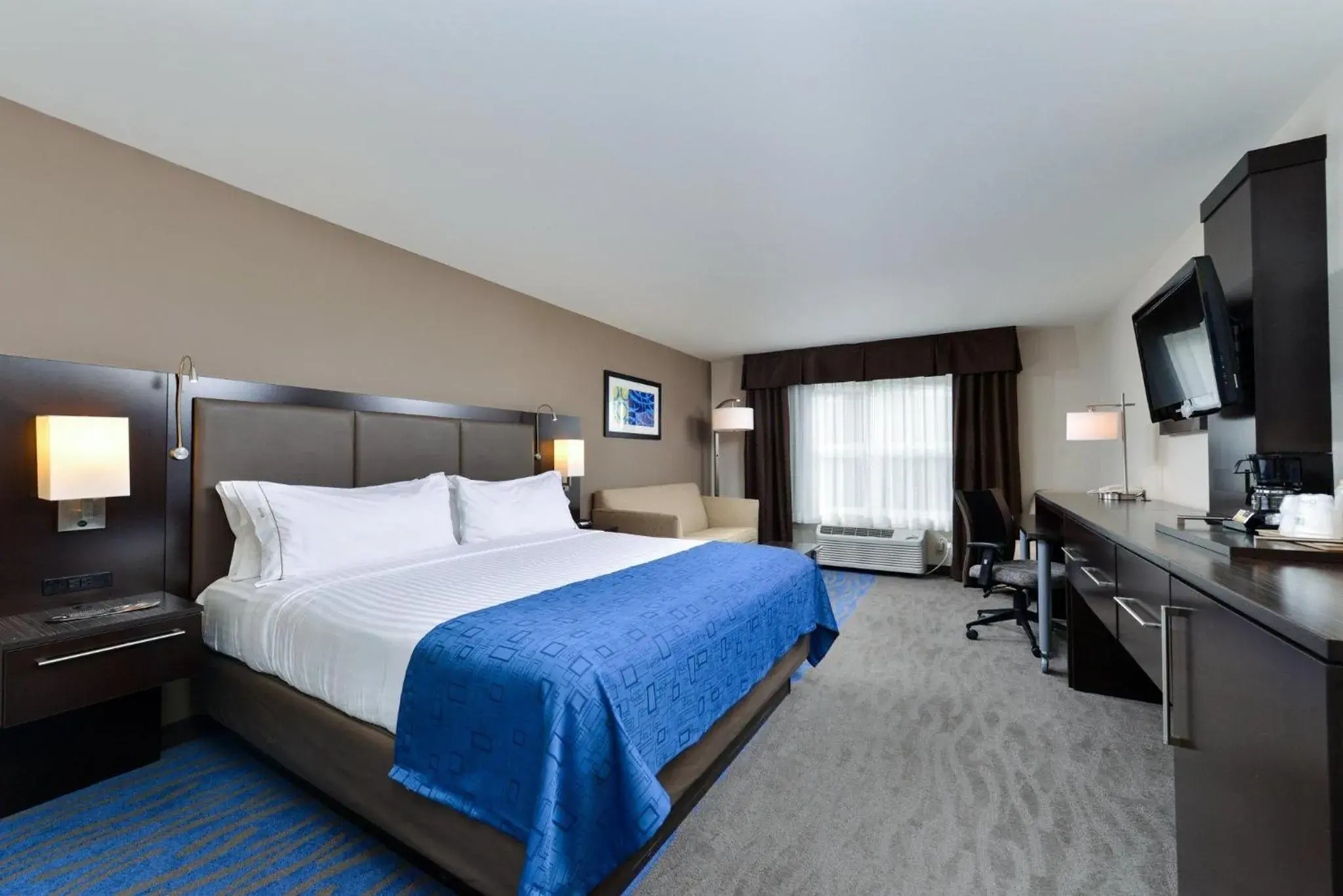 Guests, Bed in Holiday Inn Express Hotel & Suites St. Louis West-O'Fallon by IHG Guests, Bed in Holiday Inn Express Hotel & Suites St. Louis West-O'Fallon by IHG
