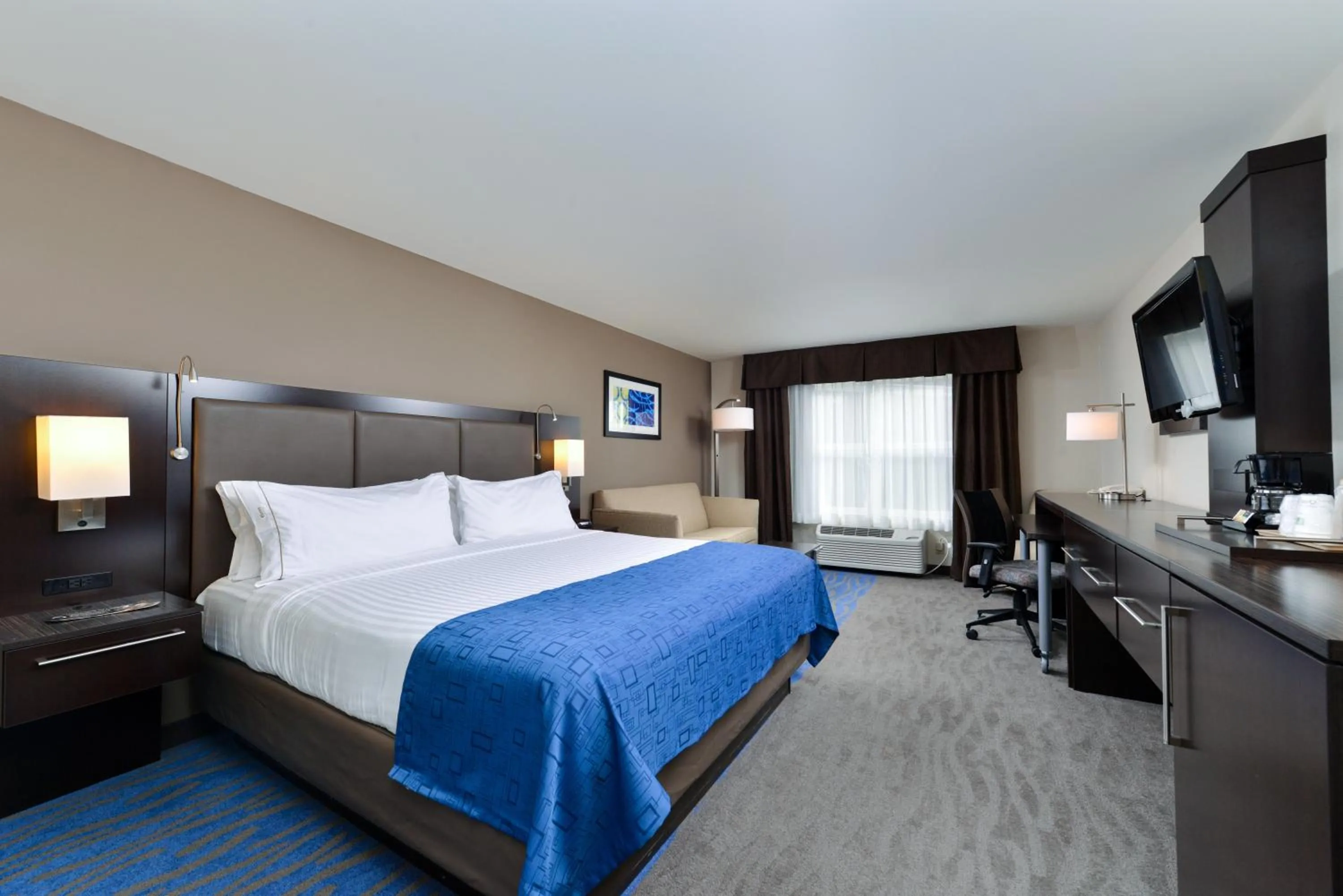 Photo of the whole room, Bed in Holiday Inn Express Hotel & Suites St. Louis West-O'Fallon by IHG