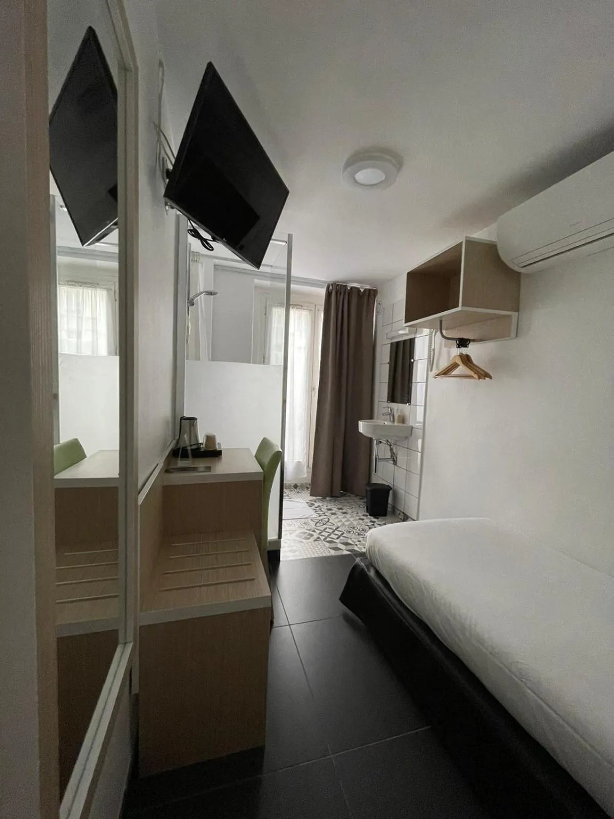 Bed in Hôtel De La Herse d'Or