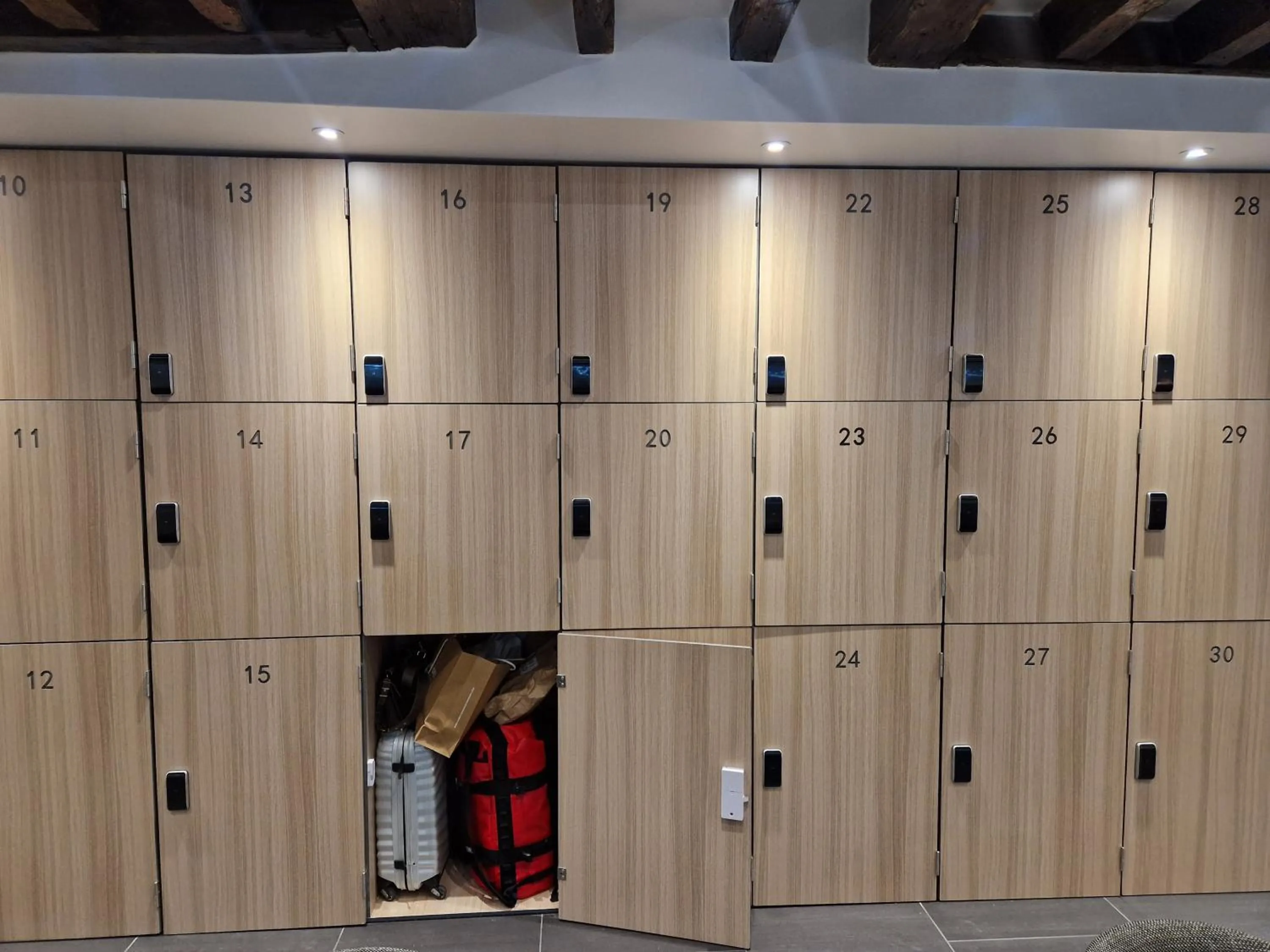 microwave in Hôtel De La Herse d'Or