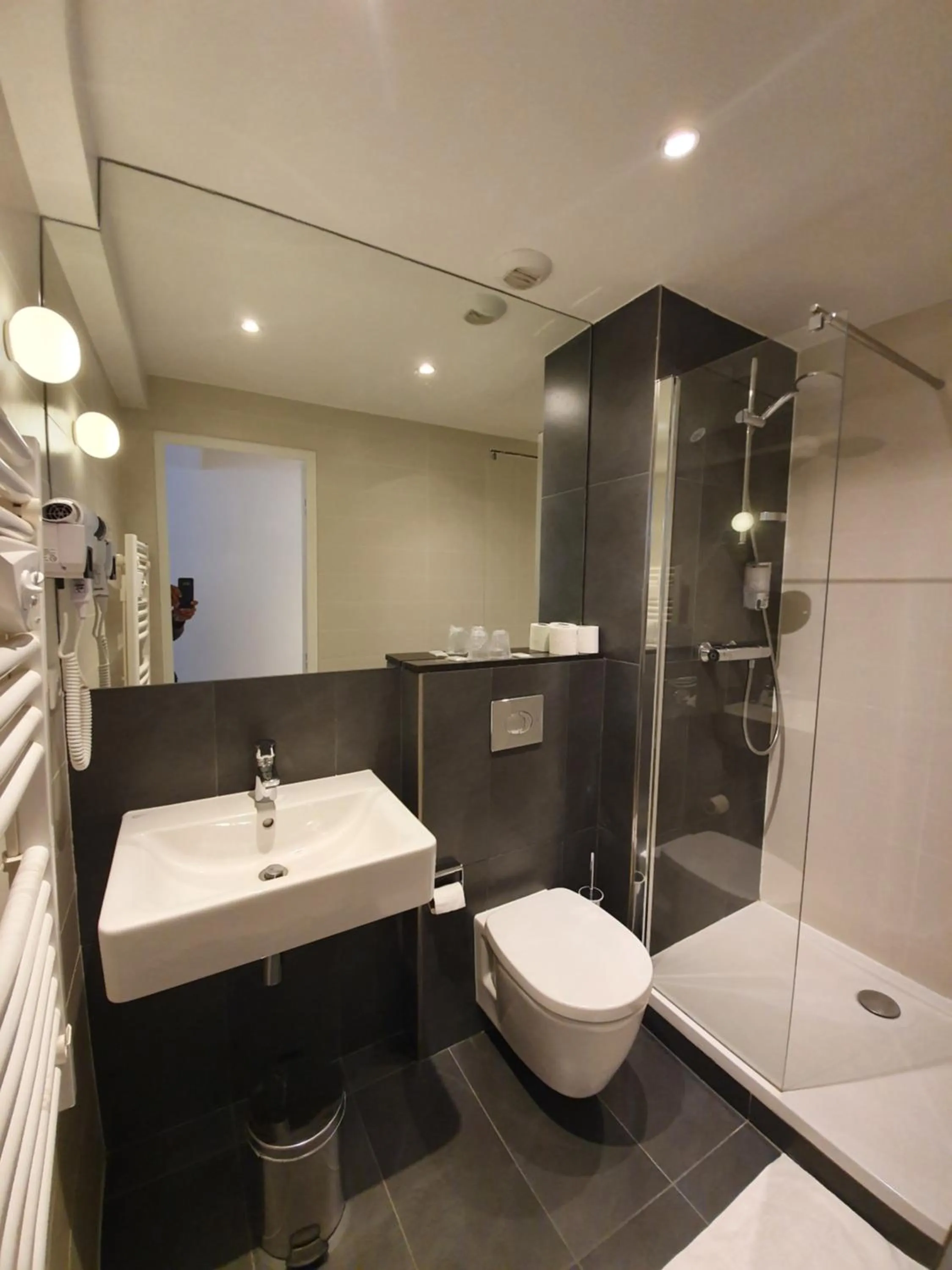 Bathroom in Hôtel De La Herse d'Or