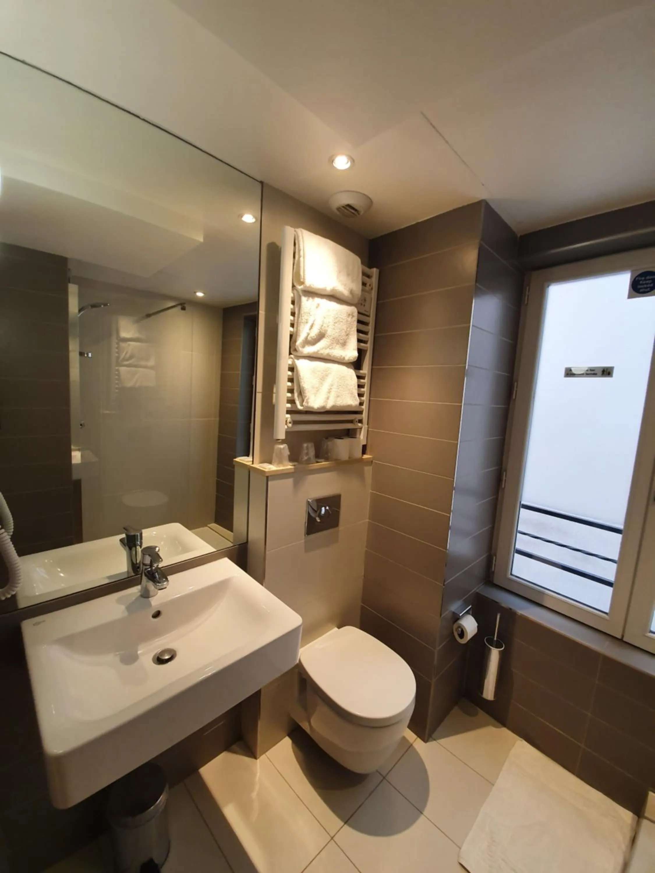 Bathroom in Hôtel De La Herse d'Or