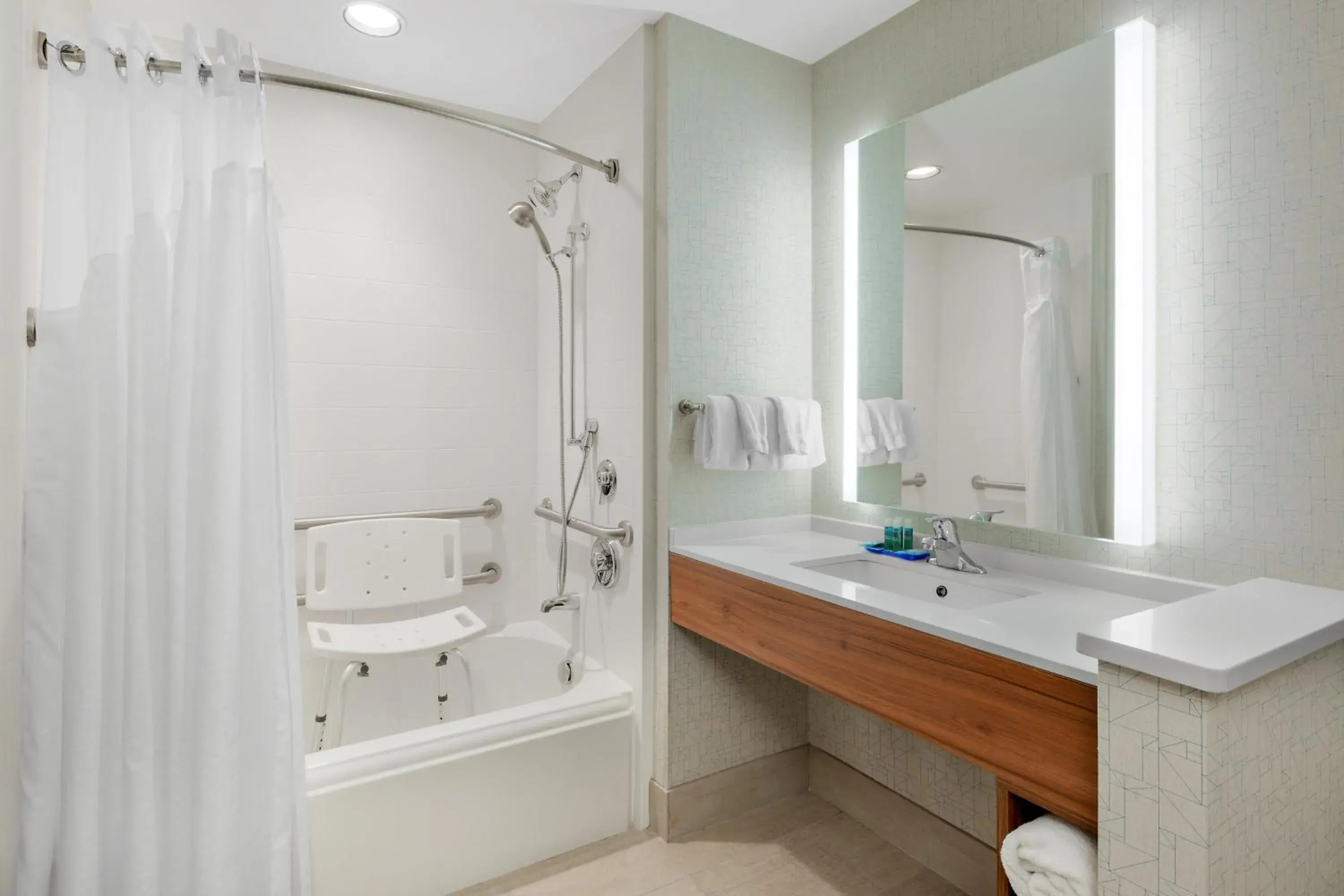 Standard King Room with Accessible Tub - Mobility Access in Holiday Inn Express Hotel & Suites Ontario by IHG Standard King Room with Accessible Tub - Mobility Access in Holiday Inn Express Hotel & Suites Ontario by IHG