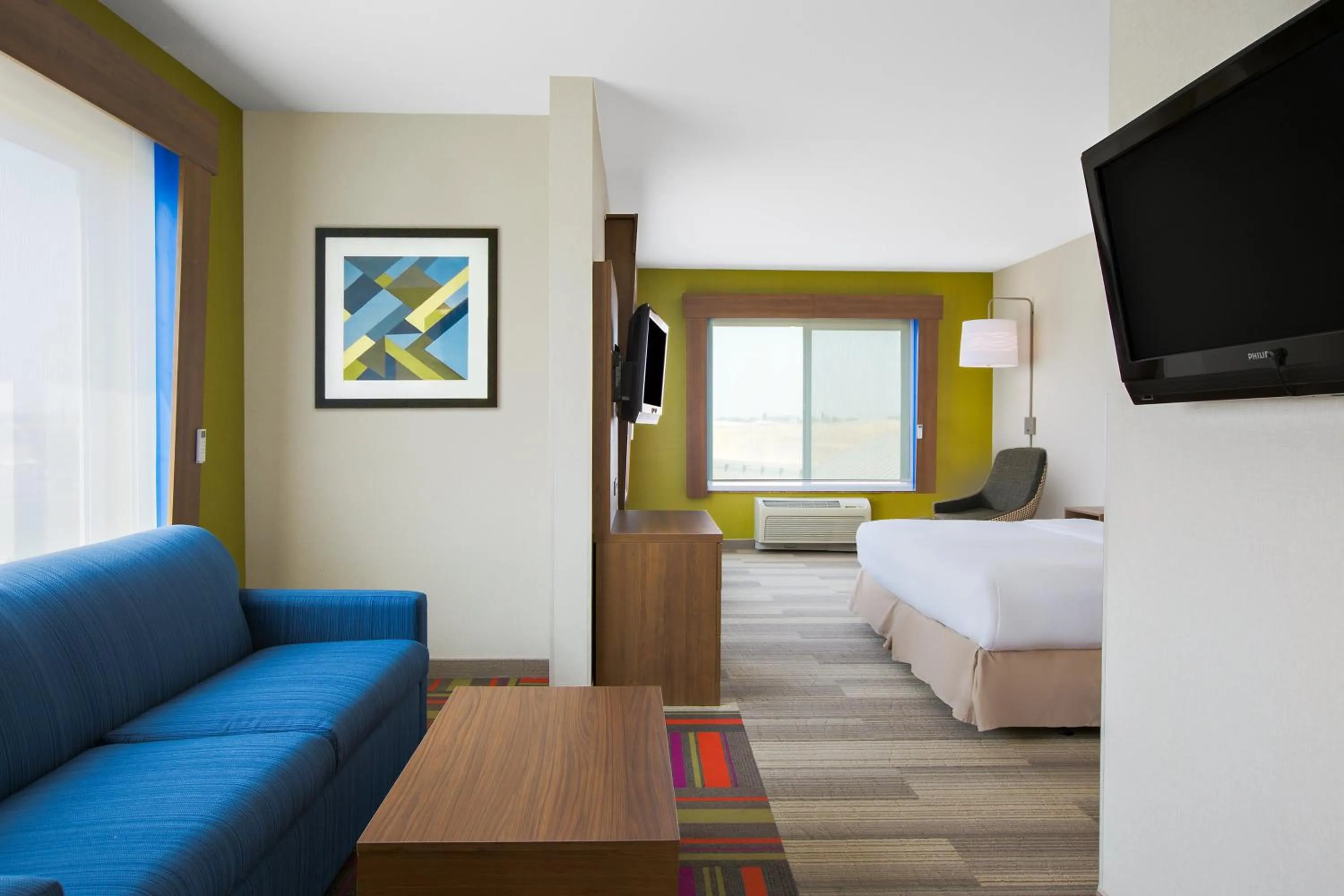Photo of the whole room, Bed in Holiday Inn Express Hotel & Suites Ontario by IHG