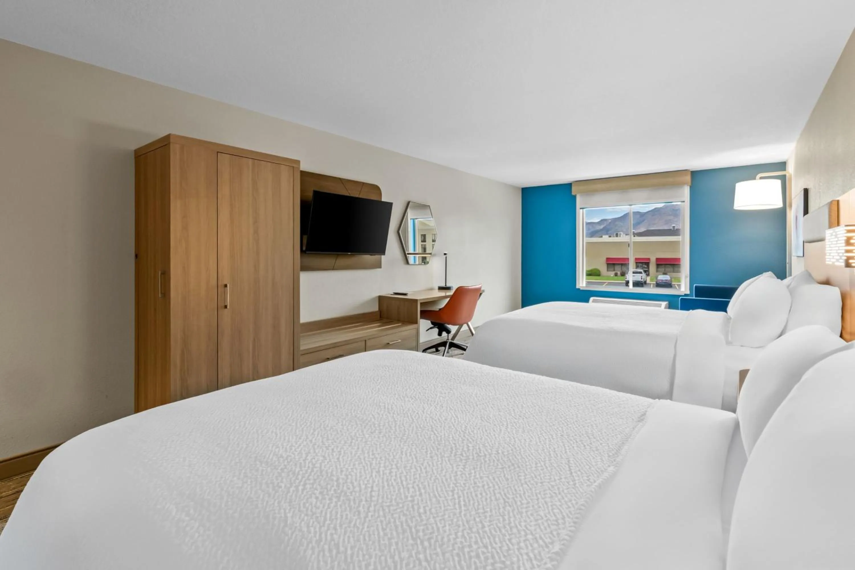 Photo of the whole room, Bed in Holiday Inn Express Ogden by IHG