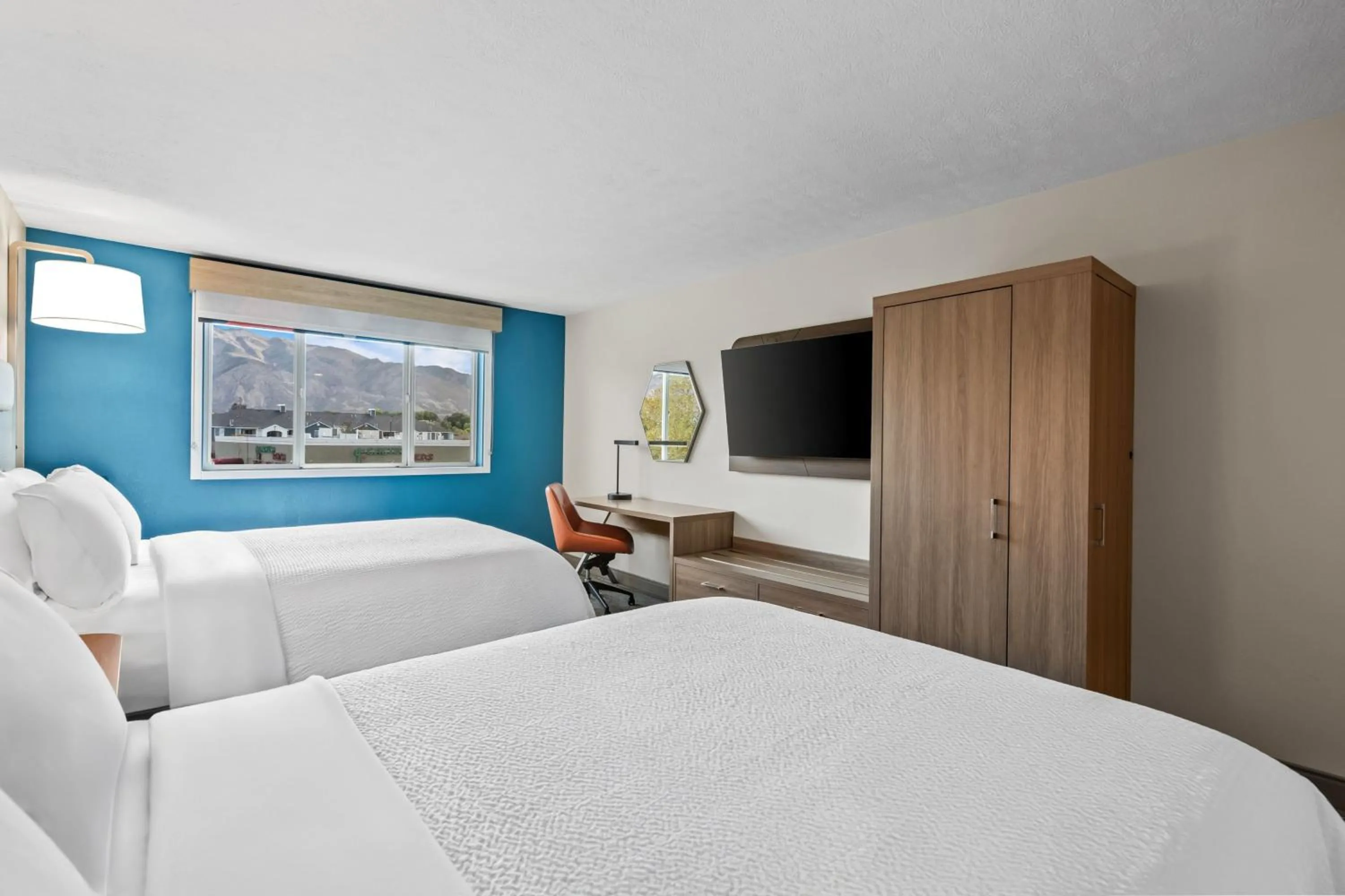 Photo of the whole room, Bed in Holiday Inn Express Ogden by IHG