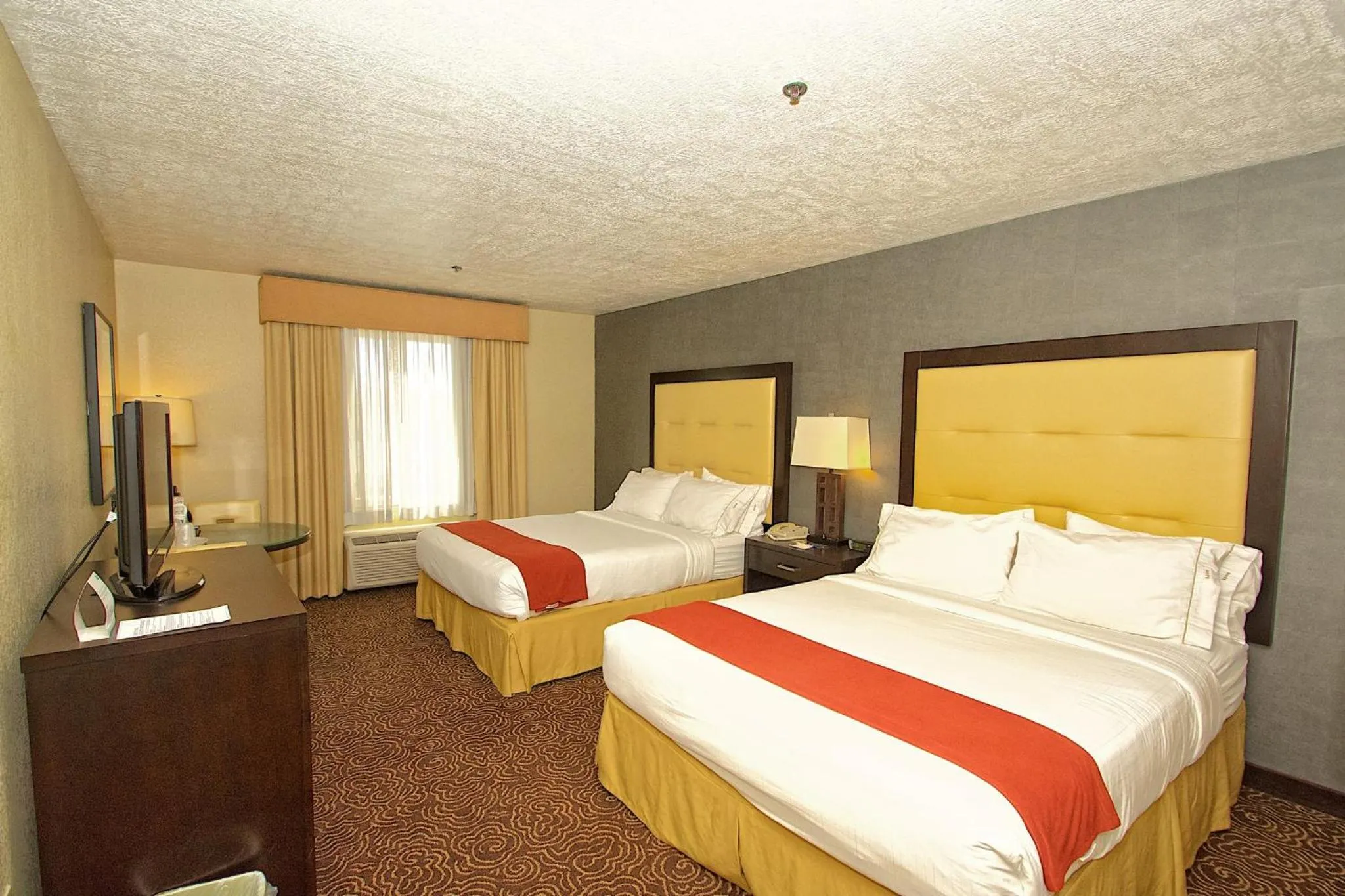 Photo of the whole room, Bed in Holiday Inn Express Ogden by IHG