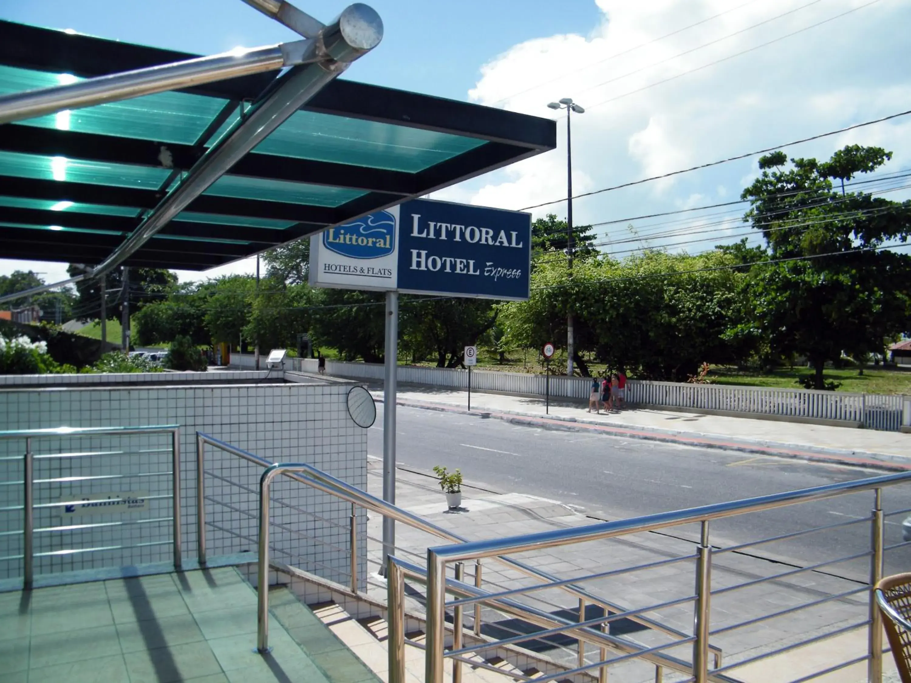 Facade/entrance in Littoral Express Facade/entrance in Littoral Express