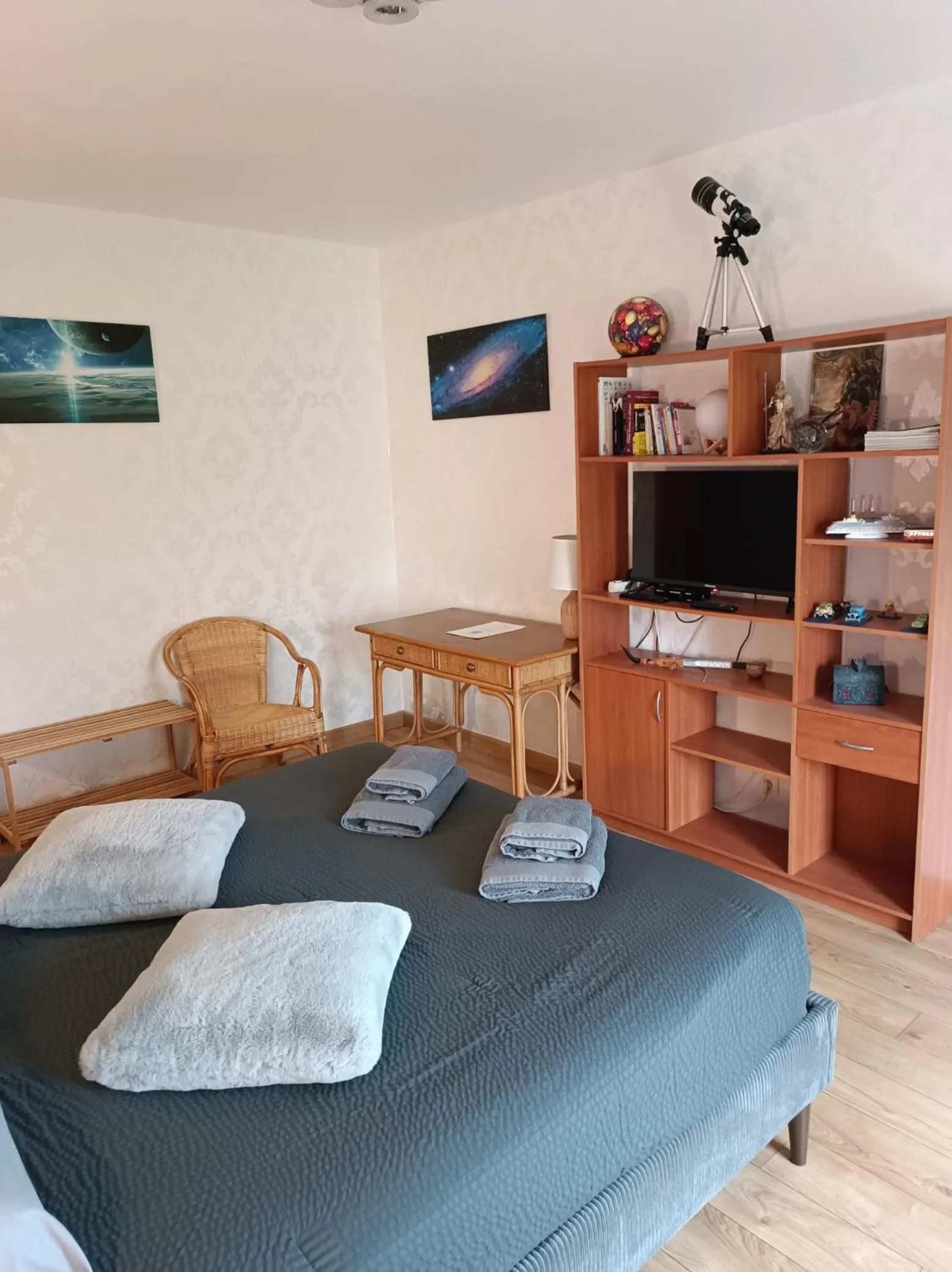 Photo of the whole room, Bed in Cafecouet'Breizh