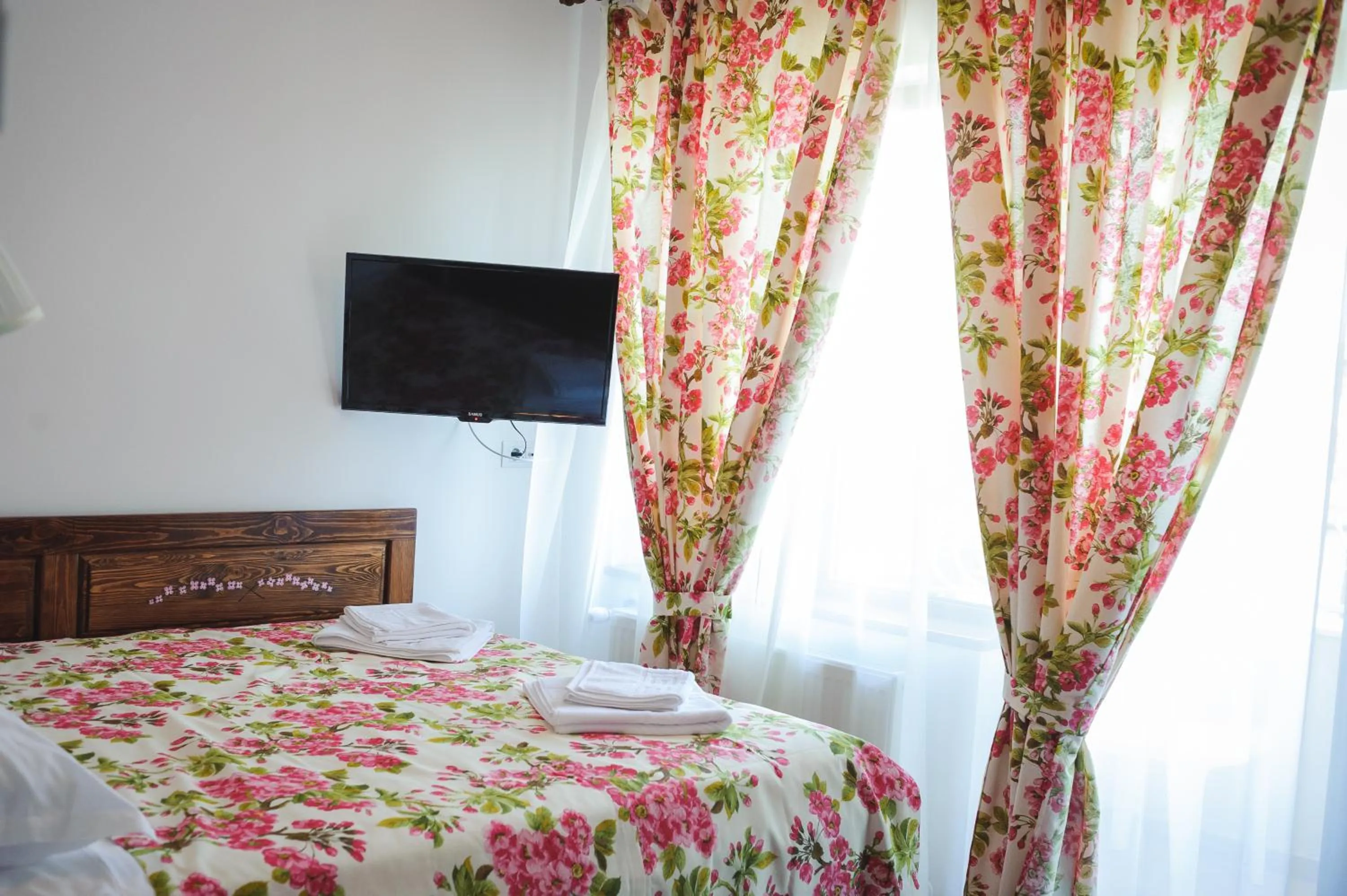 Bed in Pensiunea Geostar