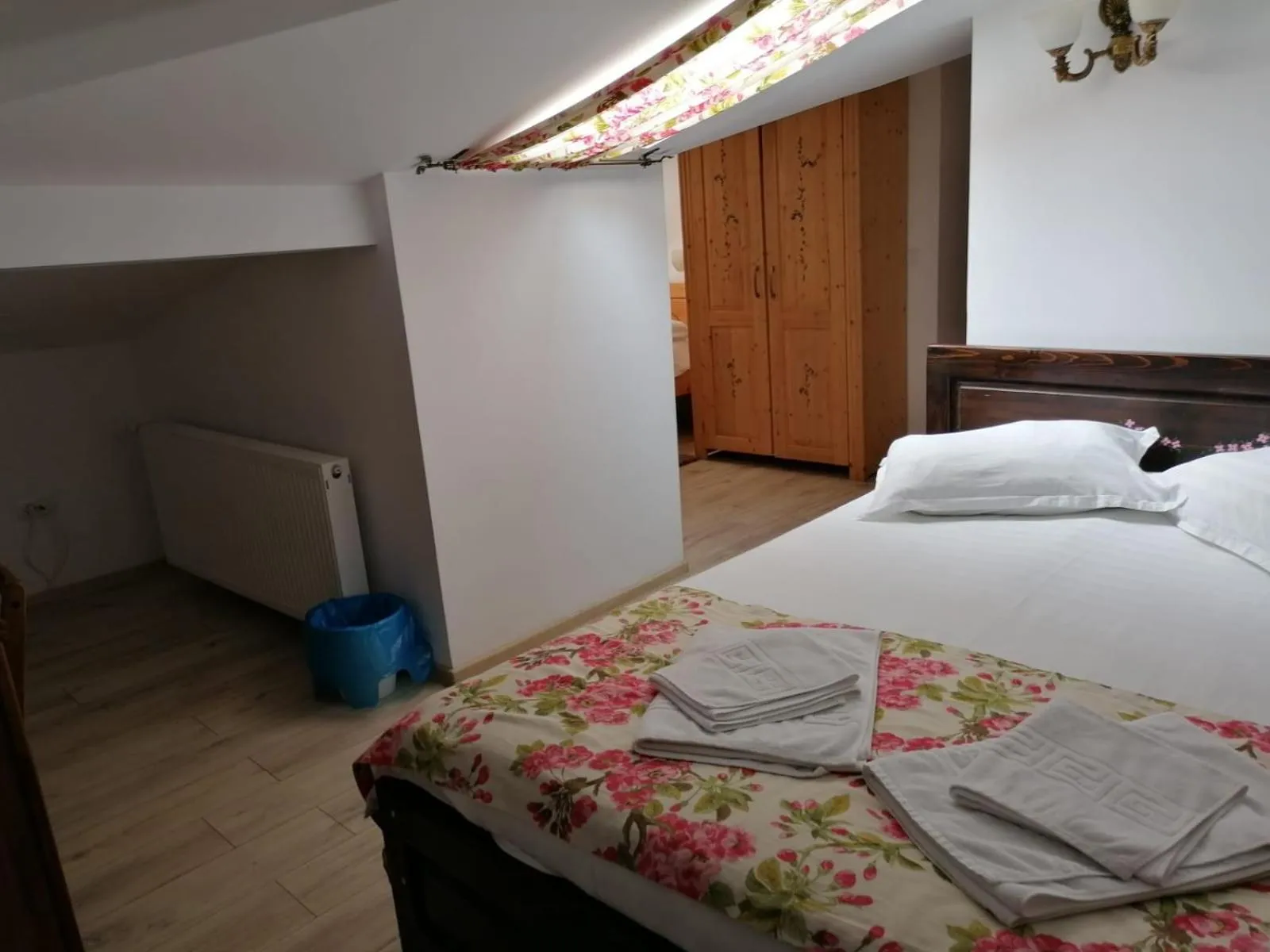 Bed in Pensiunea Geostar