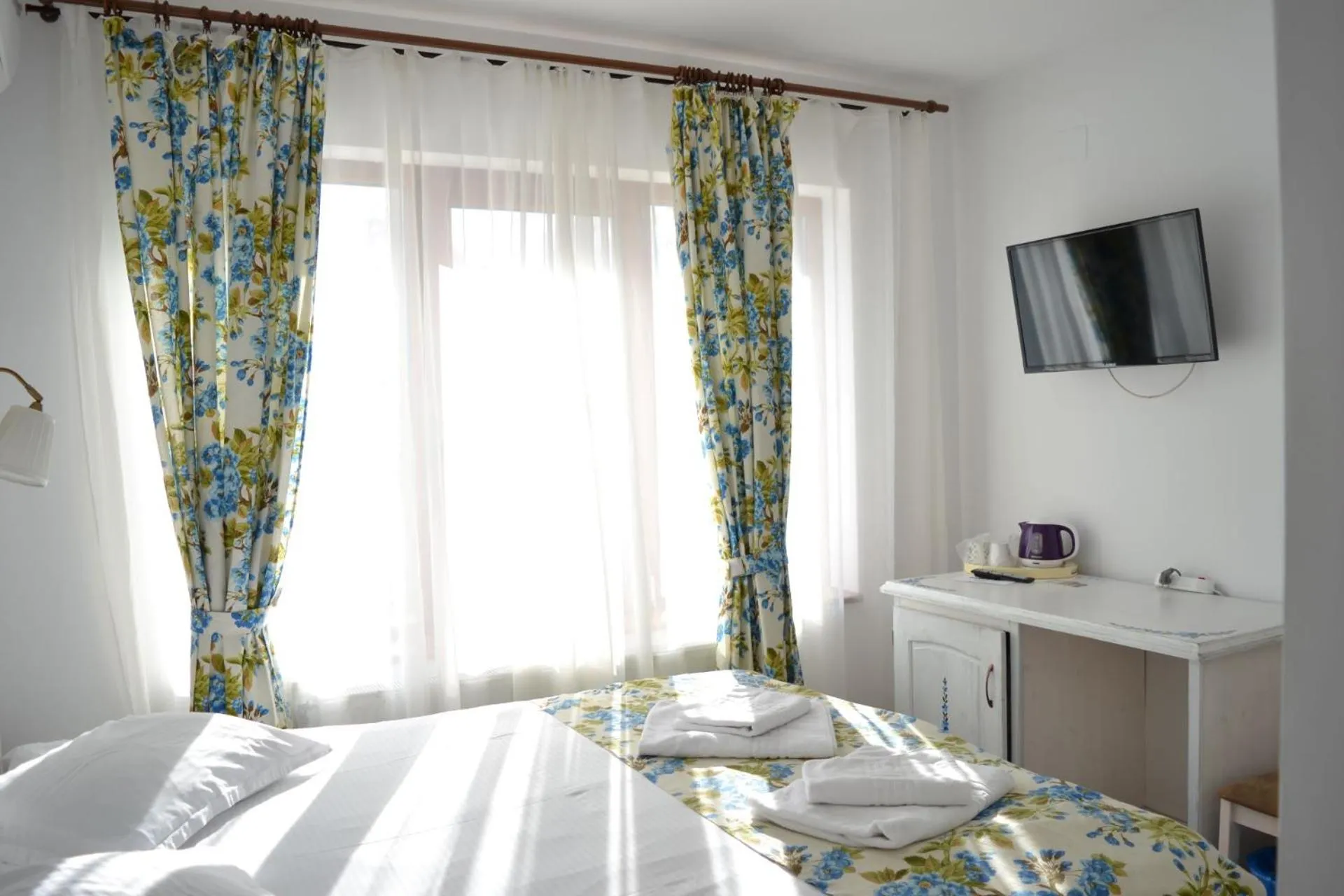 Bed in Pensiunea Geostar