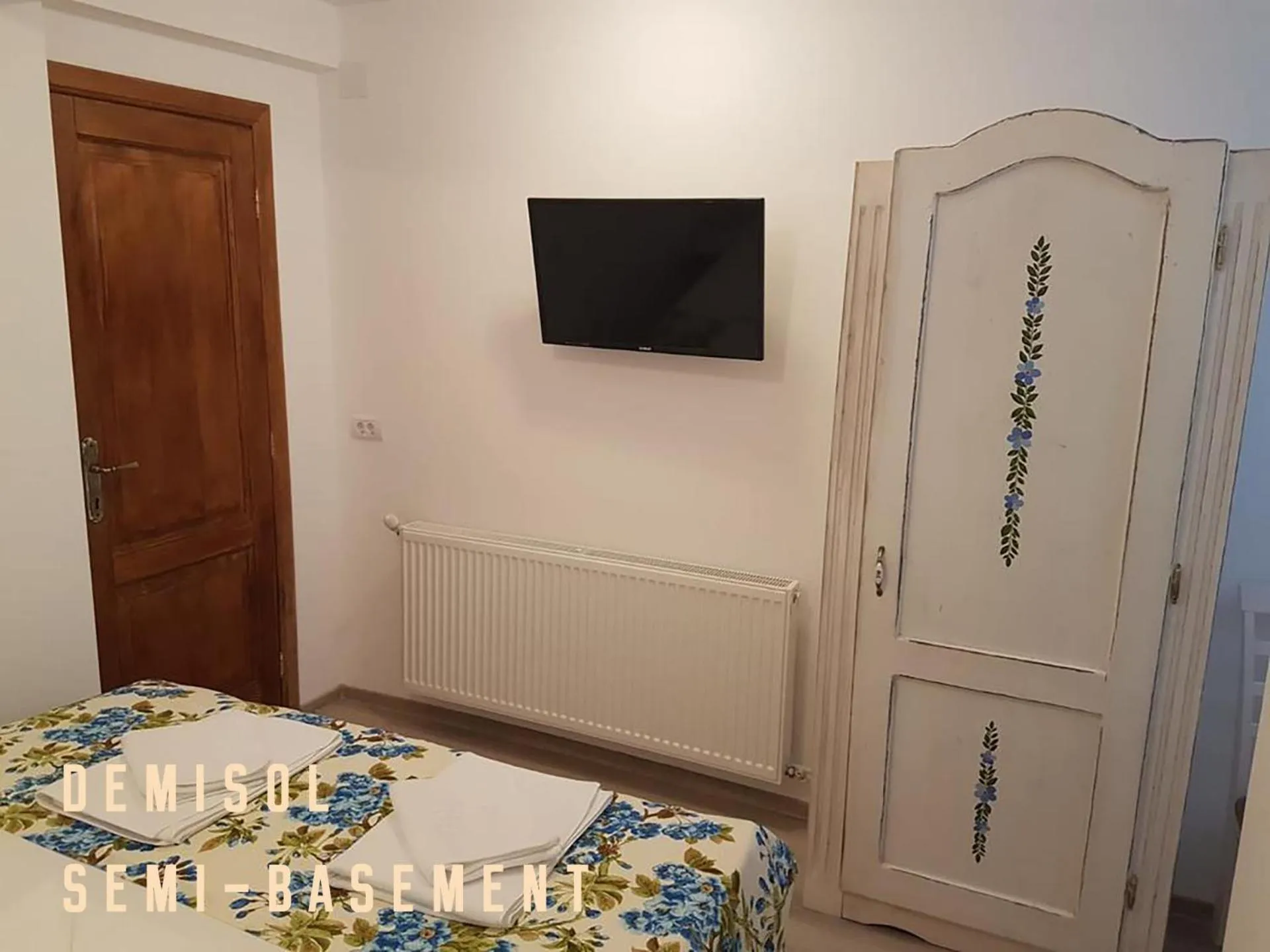 Bed in Pensiunea Geostar