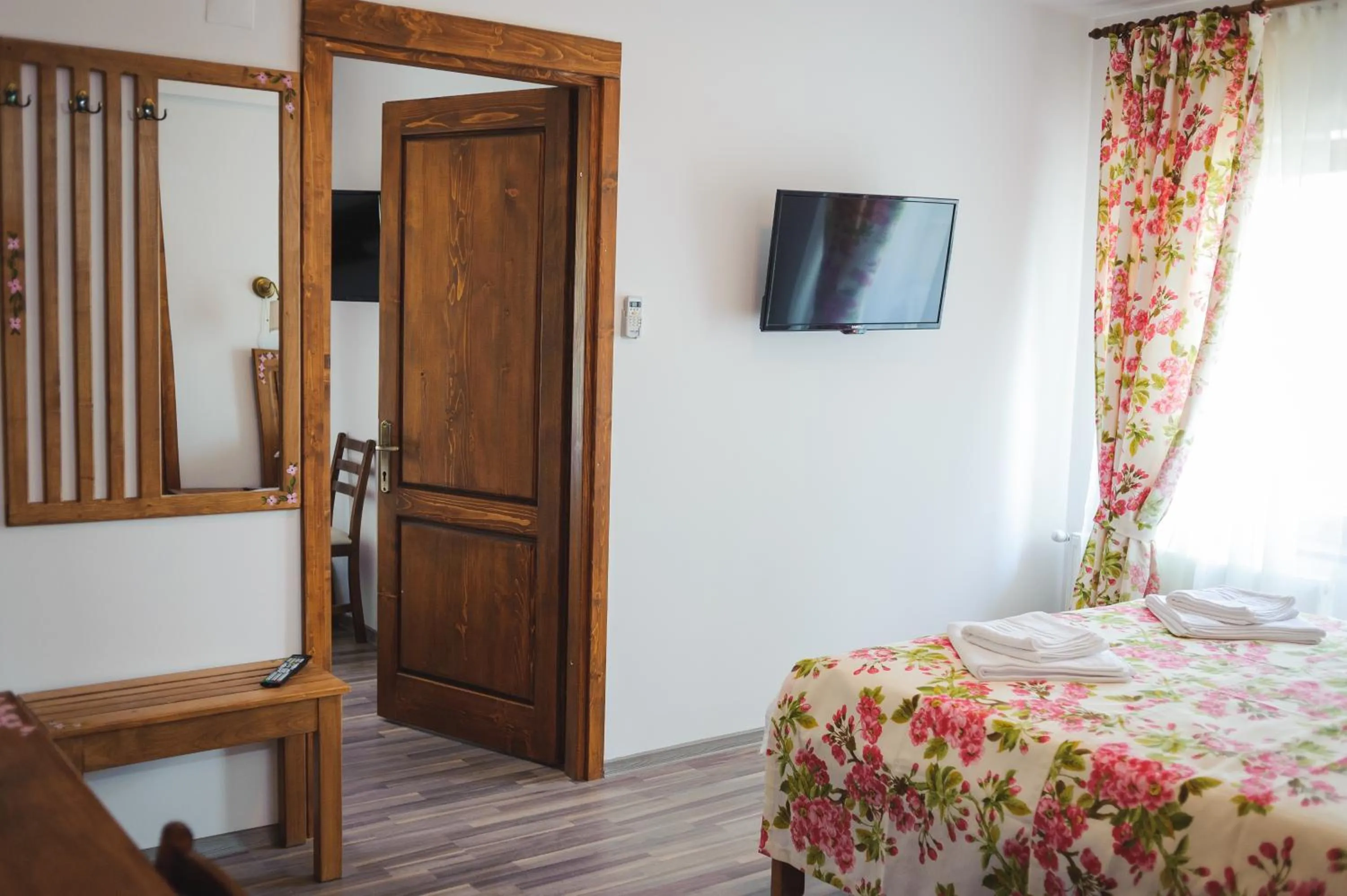 Bed in Pensiunea Geostar