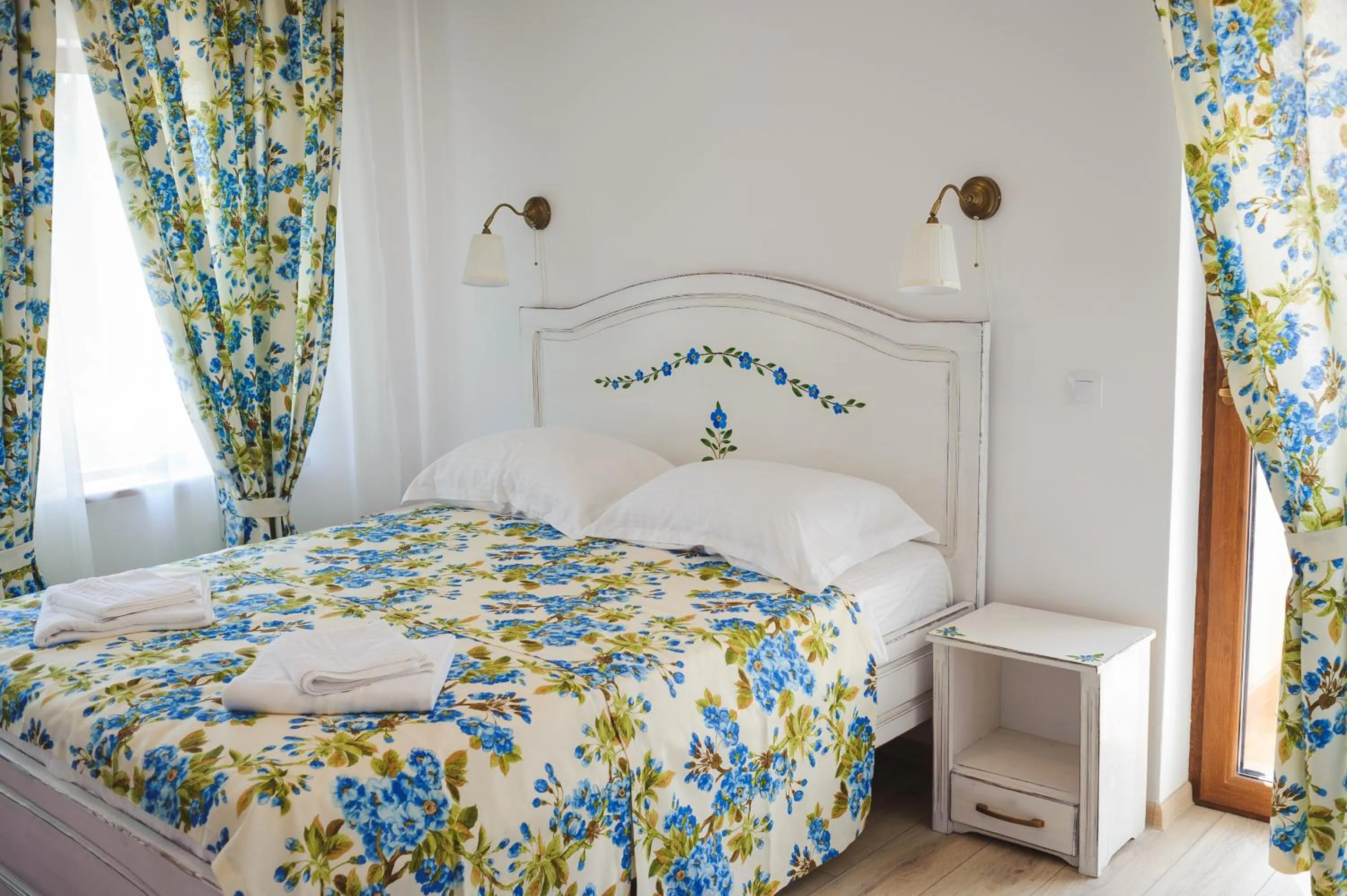 Bed in Pensiunea Geostar