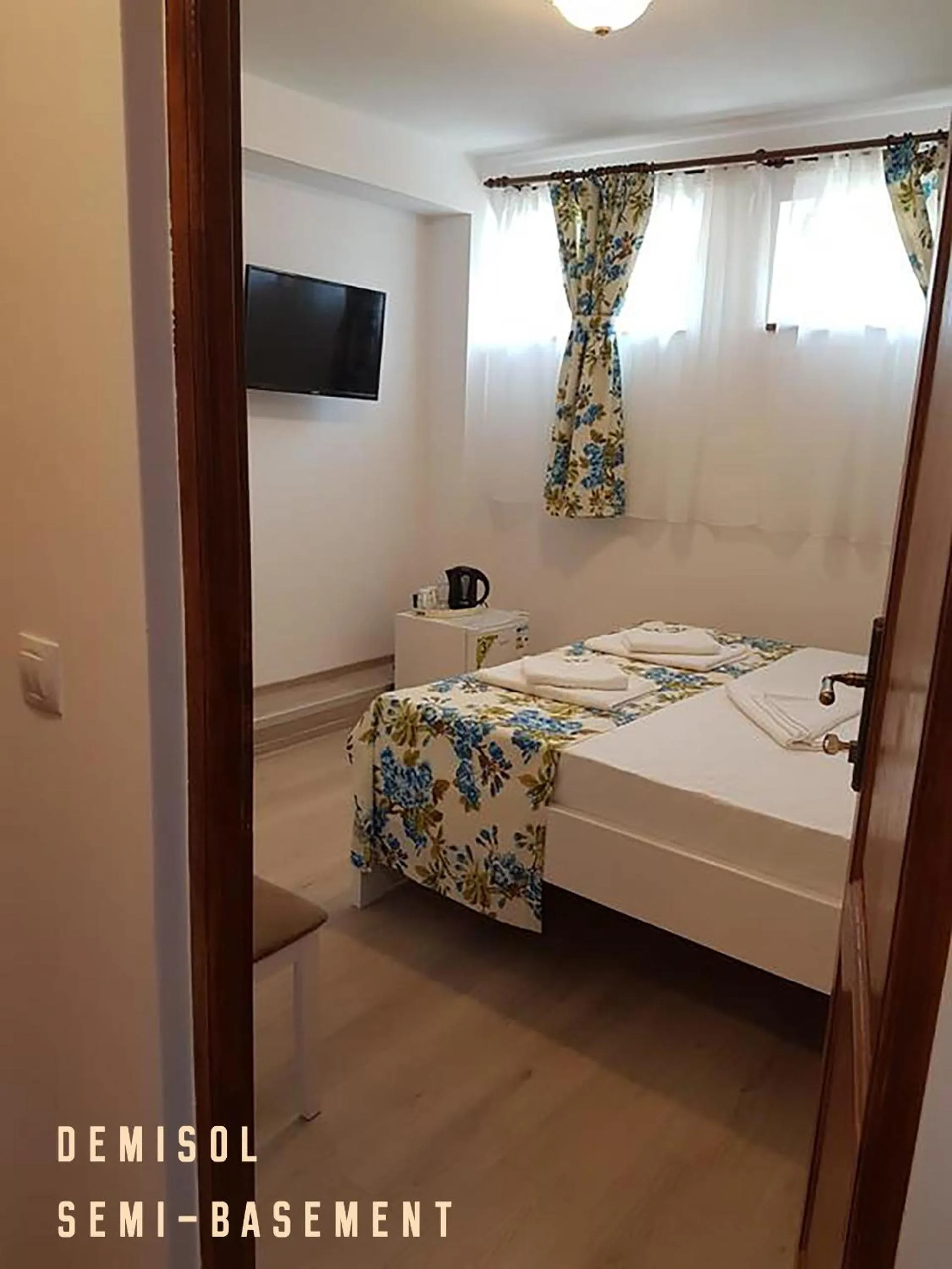 Bed in Pensiunea Geostar