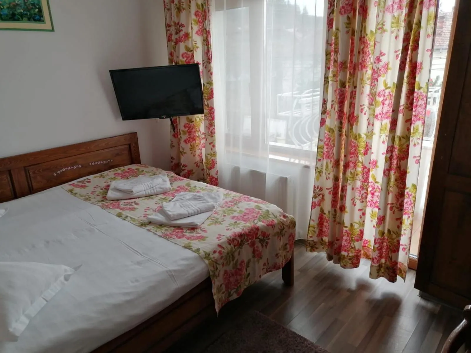 Bed in Pensiunea Geostar