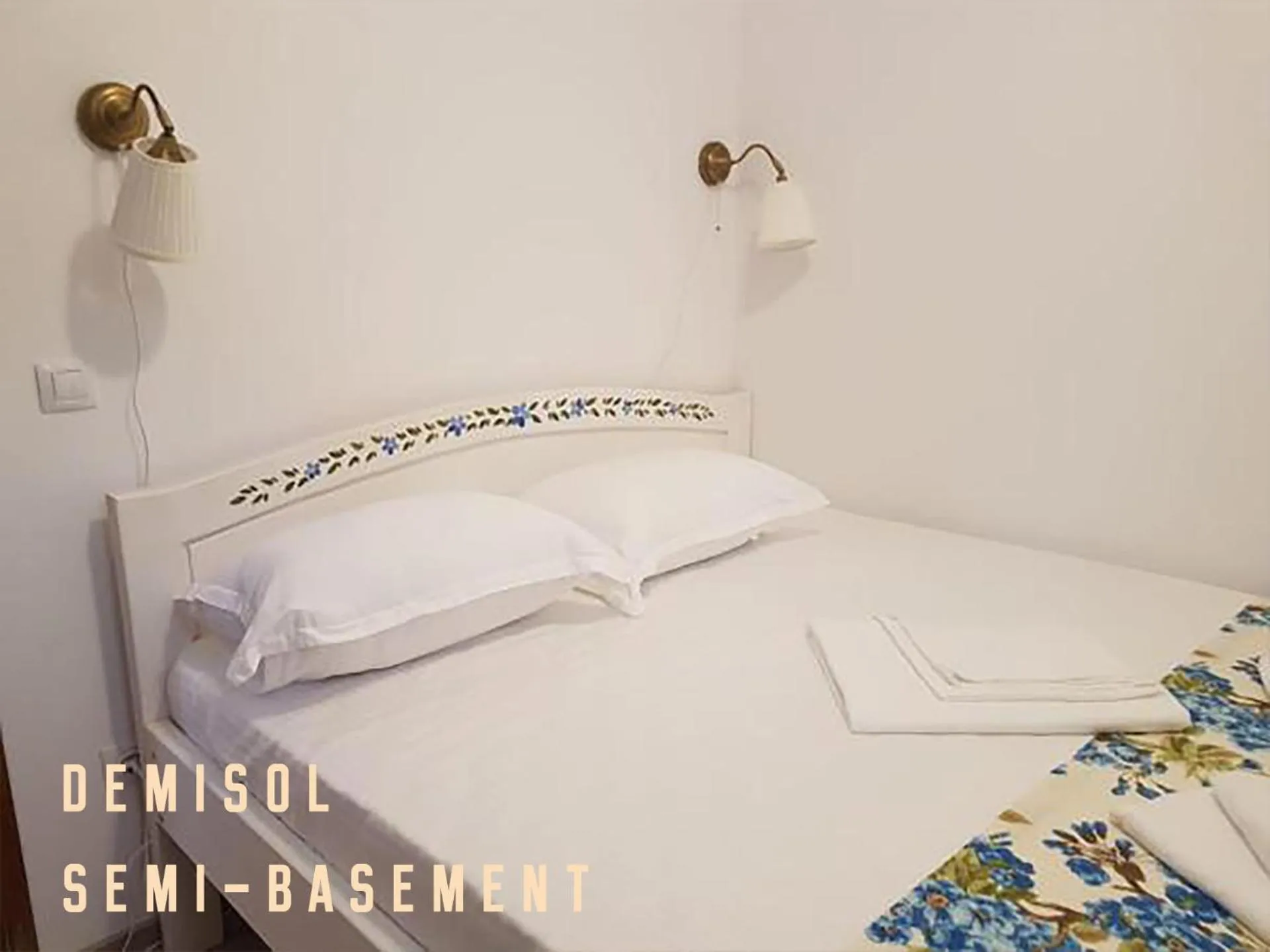 Bed in Pensiunea Geostar