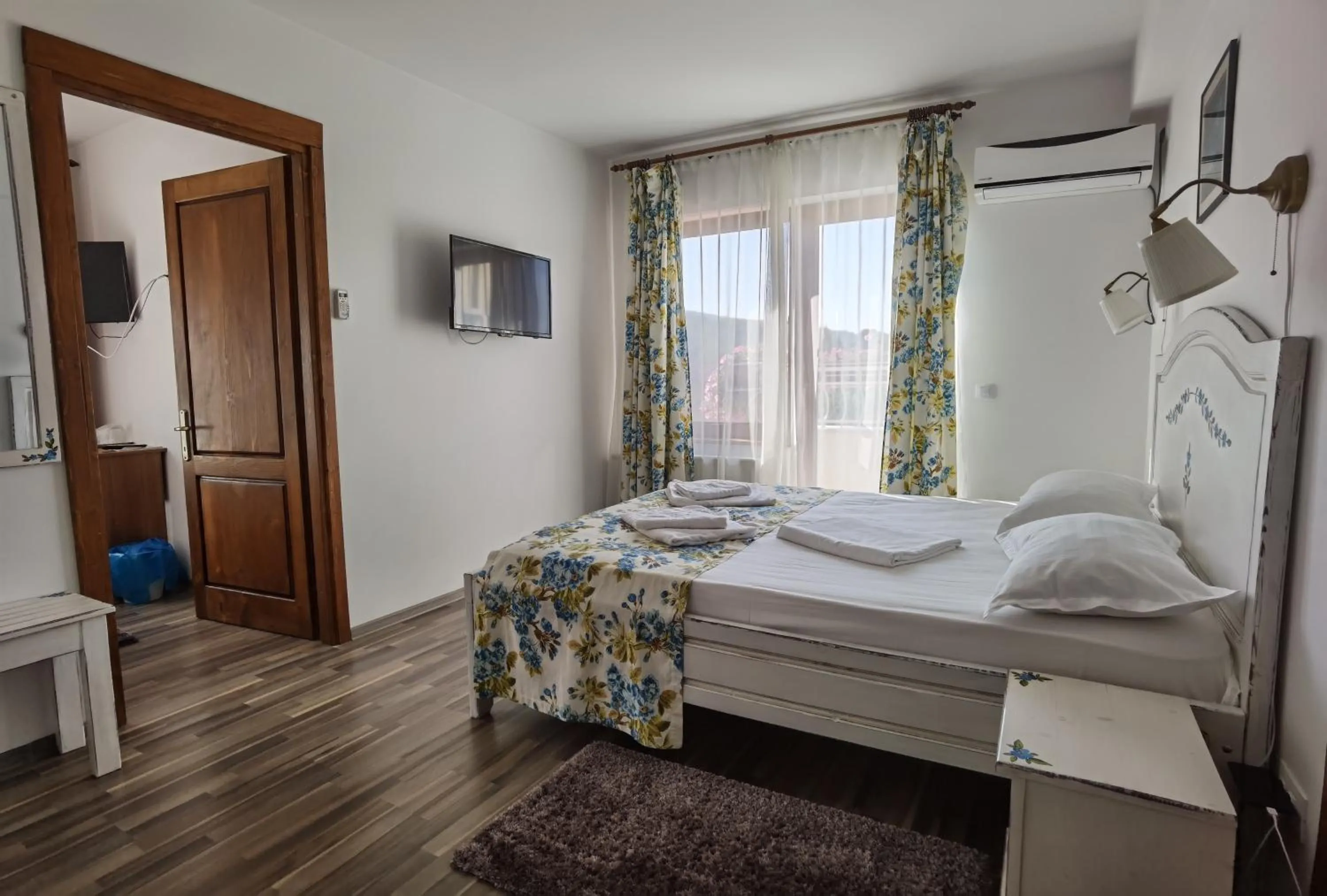 Bed in Pensiunea Geostar