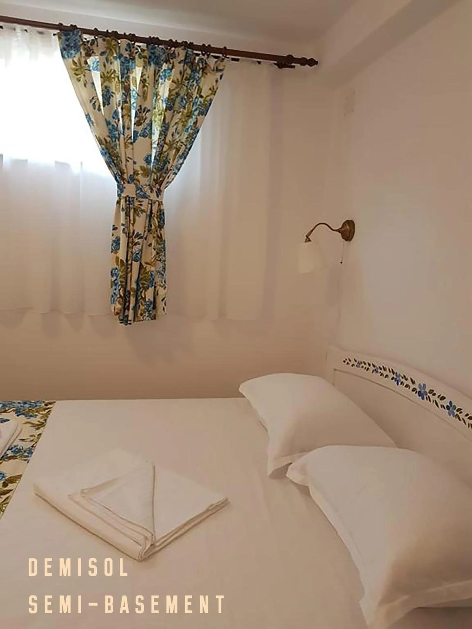 Bed in Pensiunea Geostar