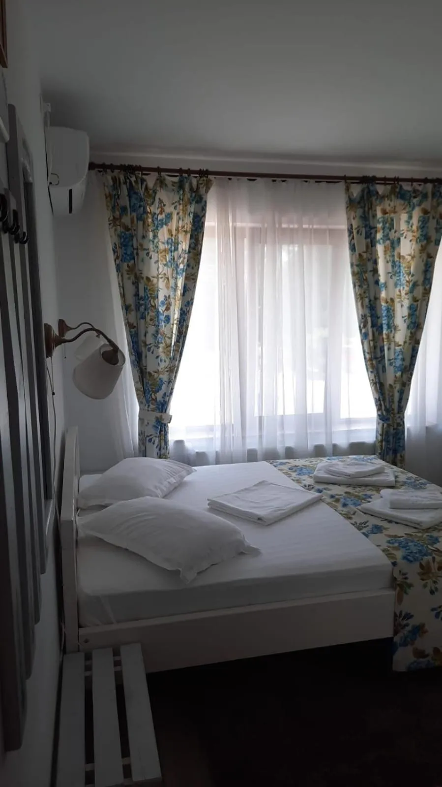 Bed in Pensiunea Geostar