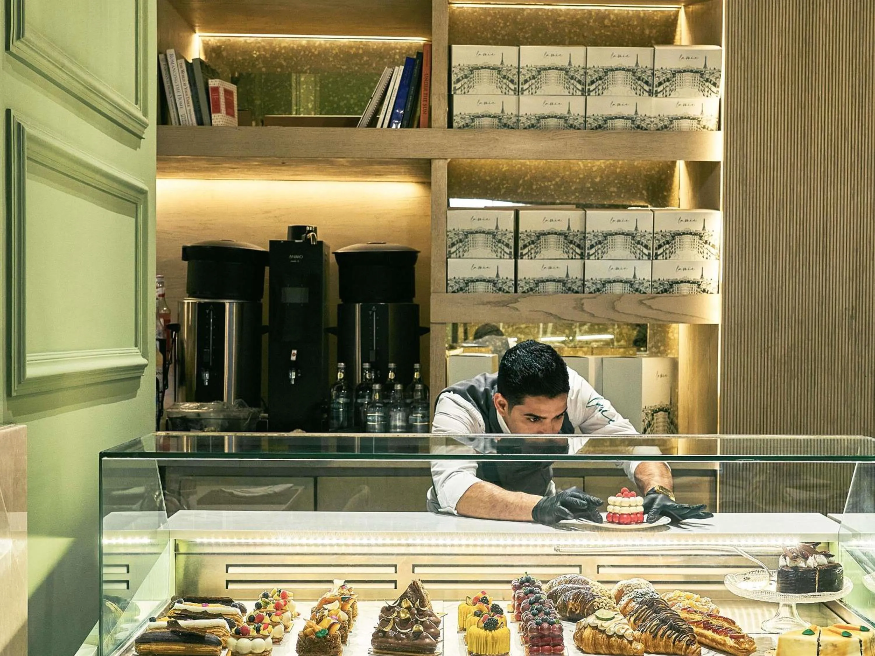 Restaurant/places to eat in Fairmont Nile City