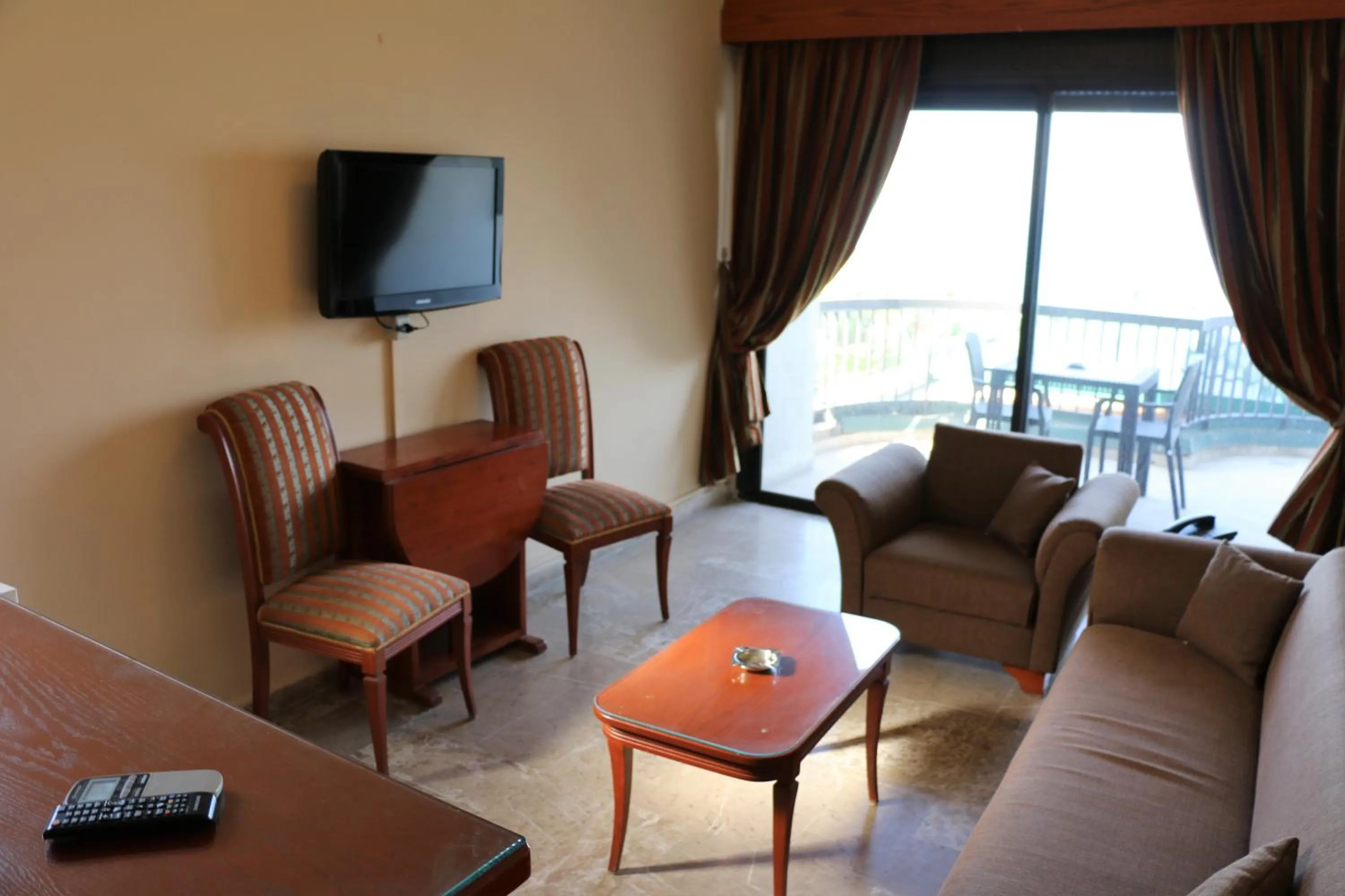 Holiday Suites Hotel & Beach Resort