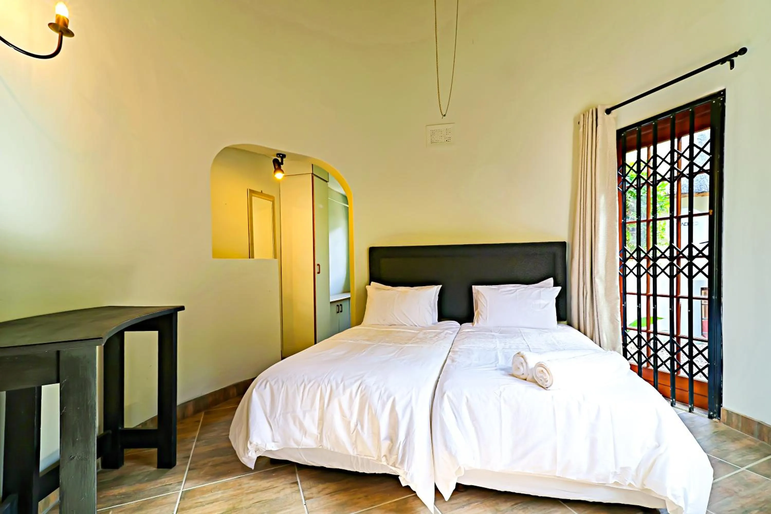 Photo of the whole room, Bed in Sibsons House