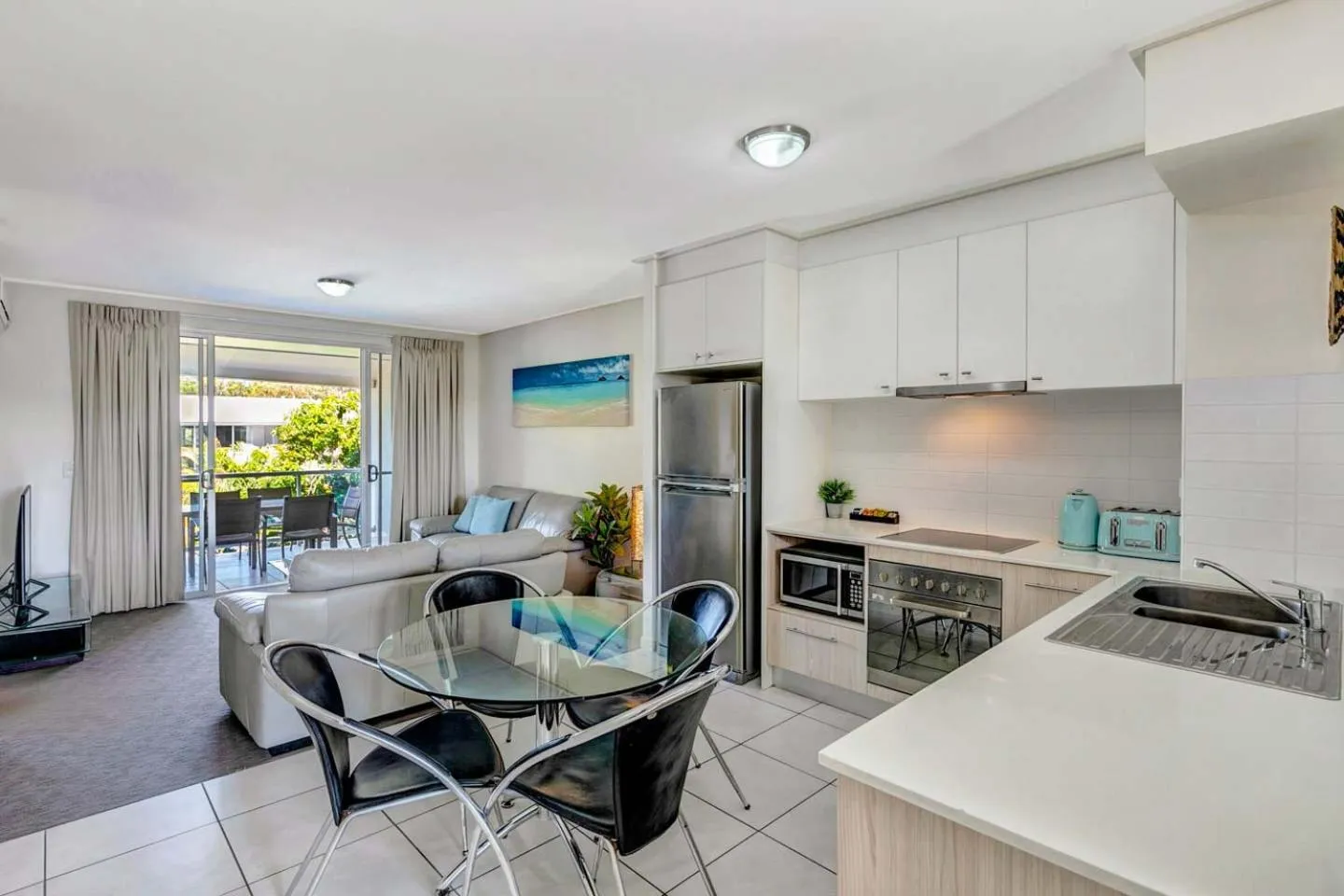 Kitchen or kitchenette in Ramada Encore by Wyndham Whale Cove