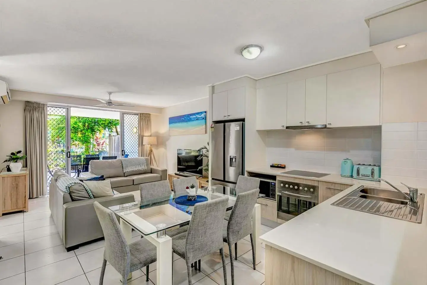 Kitchen or kitchenette in Ramada Encore by Wyndham Whale Cove Kitchen or kitchenette in Ramada Encore by Wyndham Whale Cove