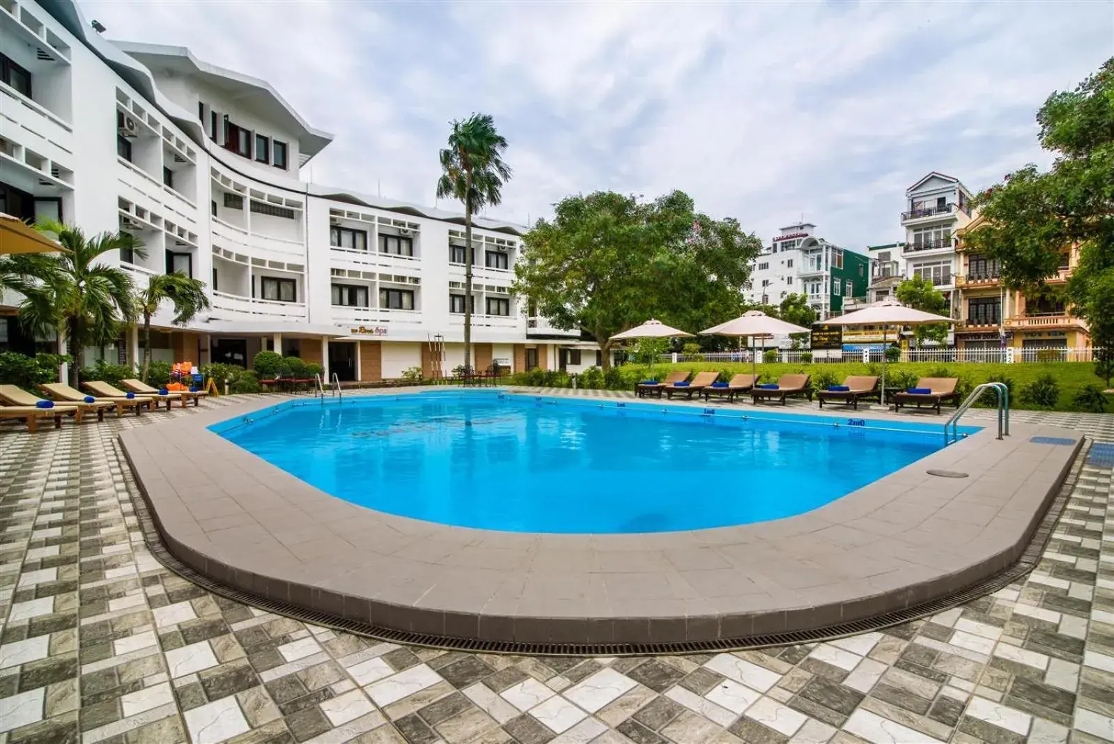 Swimming pool in Huong Giang Hotel Resort & Spa Swimming pool in Huong Giang Hotel Resort & Spa