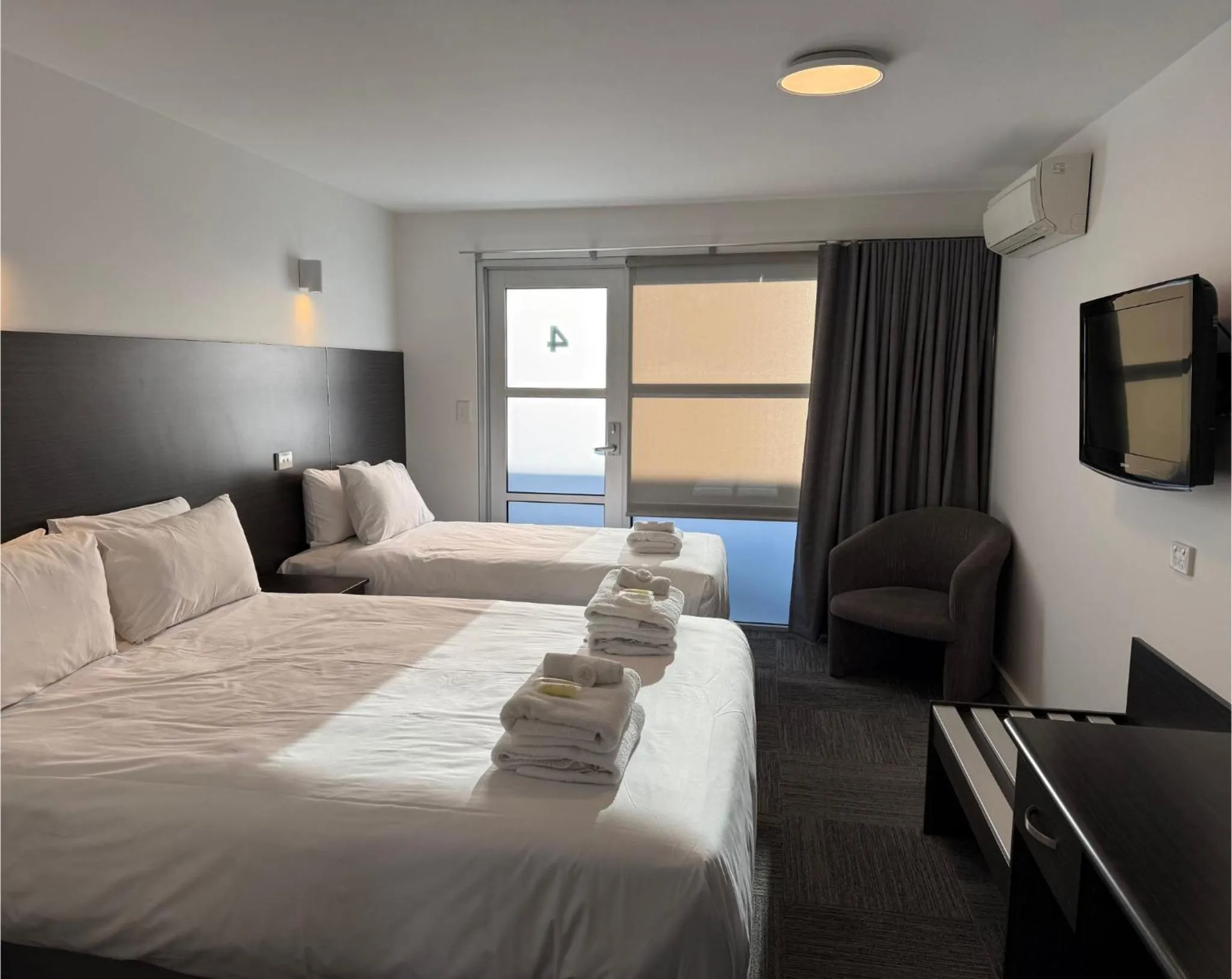 Bed in Brighton Hotel Motel